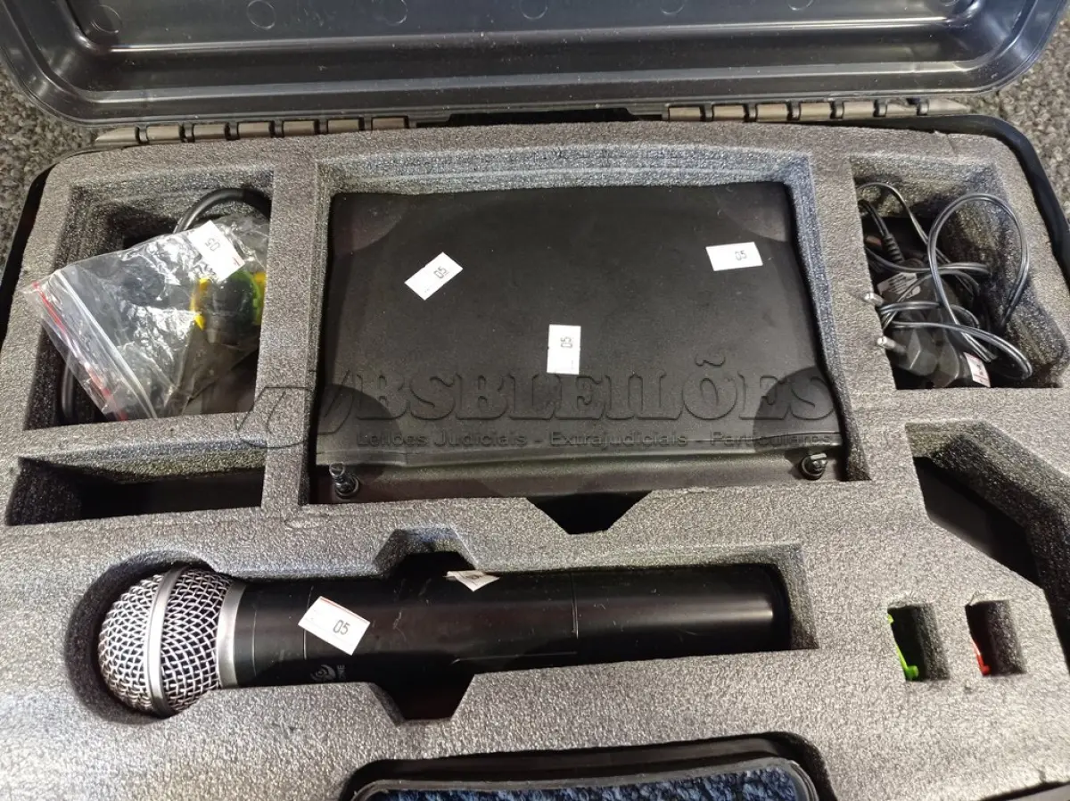 LOTE 383 - 01 MICROFONE SEM FIO. (NO ESTADO) ATENÇÃO! FAZER A VISITAÇÃO ANTES DE ARREMATAR, NÃO SABEMOS SE FUNCIONA. LEILÃO NÃO TEM GARANTIA E NEM DEVOLUÇÃO, SUJEITO A POSSÍVEIS AVARIAS VISÍVEIS/OCULTAS E/OU AUSÊNCIA DE COMPONENTES.
