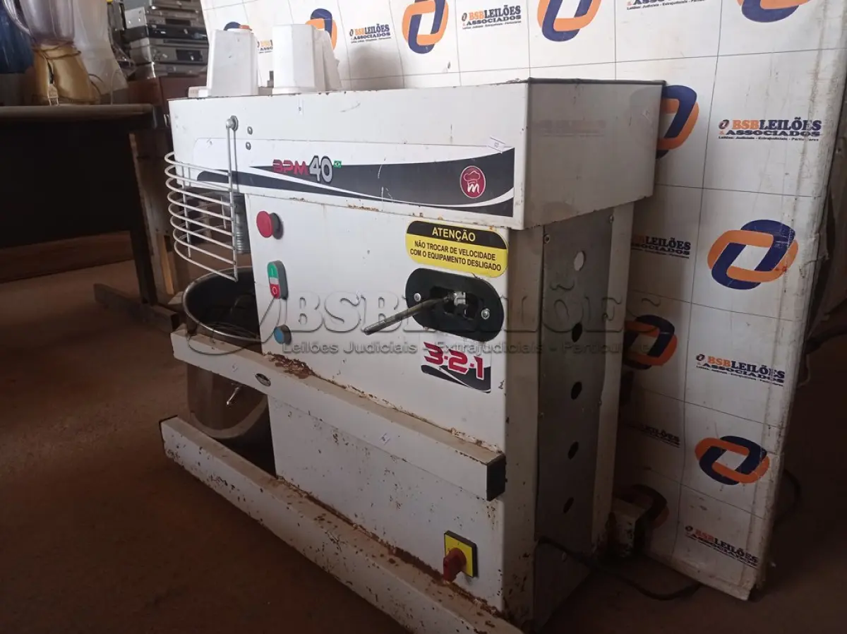 LOTE 198 - 01 MASSEIRA INDUSTRIAL BPM40. (NO ESTADO) ATENÇÃO! FAZER A VISITAÇÃO ANTES DE ARREMATAR, NÃO SABEMOS SE FUNCIONA. LEILÃO NÃO TEM GARANTIA E NEM DEVOLUÇÃO, SUJEITO A POSSÍVEIS AVARIAS VISÍVEIS/OCULTAS E/OU AUSÊNCIA DE COMPONENTES.