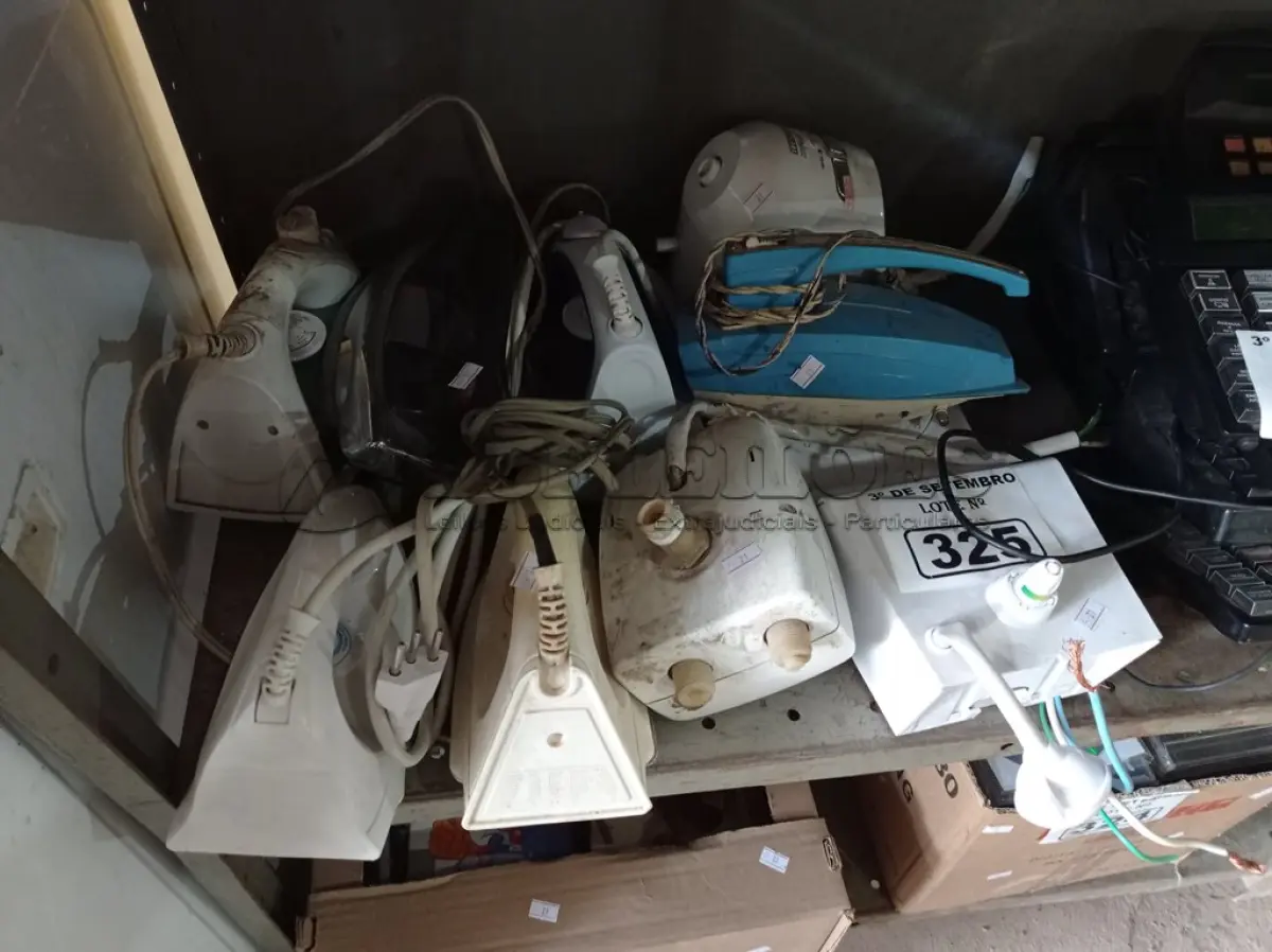 LOTE 325 - 05 FERROA DE PASSAR ROUPAS, 01 BATEDEIRA INCOMPLETA, 01 DUCHA E 02 PEÇAS PARA CHUVEIRO MARCAS E MODELOS DIVERSOS. (NO ESTADO) ATENÇÃO! FAZER A VISITAÇÃO ANTES DE ARREMATAR, NÃO SABEMOS SE FUNCIONA. LEILÃO NÃO TEM GARANTIA E NEM DEVOLUÇÃO, SUJEITO A POSSÍVEIS AVARIAS VISÍVEIS/OCULTAS E/OU AUSÊNCIA DE COMPONENTES.