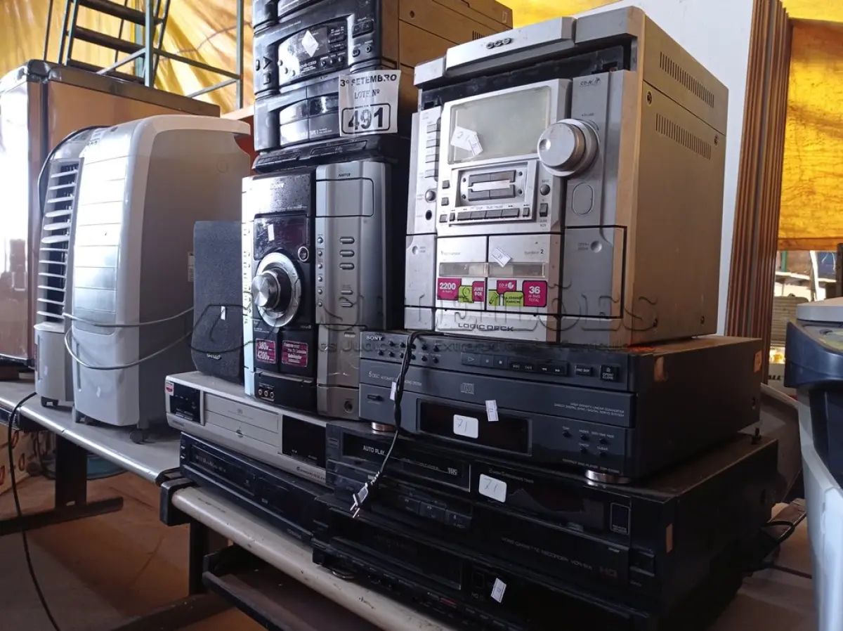 LOTE 491 - 01 CD PLAYER, 04 VIDEOCASSETES E 03 APARELHOS DE SOM MARCAS E MODELOS DIVERSOS. (NO ESTADO) ATENÇÃO! FAZER A VISITAÇÃO ANTES DE ARREMATAR, NÃO SABEMOS SE FUNCIONA. LEILÃO NÃO TEM GARANTIA E NEM DEVOLUÇÃO, SUJEITO A POSSÍVEIS AVARIAS VISÍVEIS/OCULTAS E/OU AUSÊNCIA DE COMPONENTES.