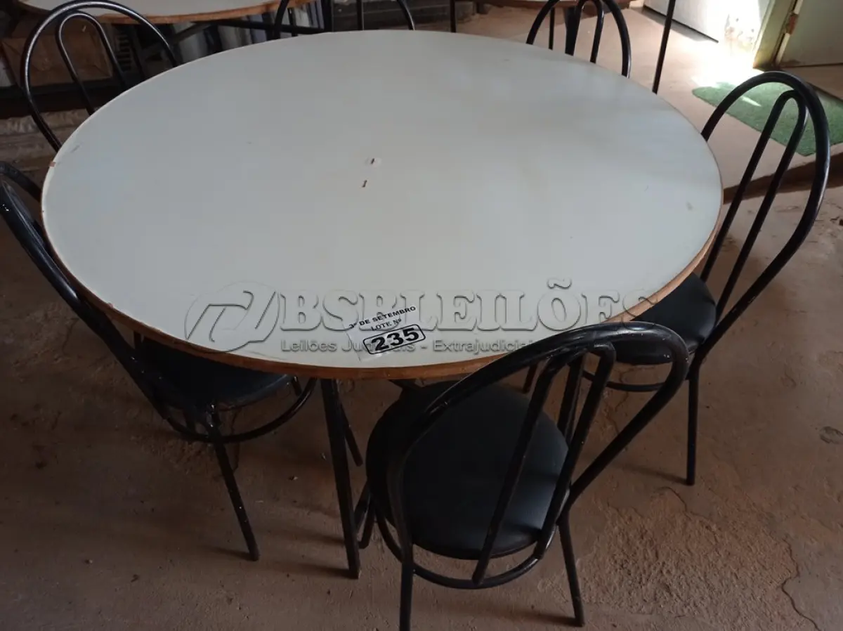 LOTE 235 - 01 MESA DE FERRO COM BASE DOBRÁVEL, TAMPO EM MADEIRA E 06 CADEIRAS DE FERRO COM ASSENTO ALMOFADADO. (NO ESTADO) ATENÇÃO! FAZER A VISITAÇÃO ANTES DE ARREMATAR, NÃO SABEMOS SE FUNCIONA. LEILÃO NÃO TEM GARANTIA E NEM DEVOLUÇÃO, SUJEITO A POSSÍVEIS AVARIAS VISÍVEIS/OCULTAS E/OU AUSÊNCIA DE COMPONENTES.