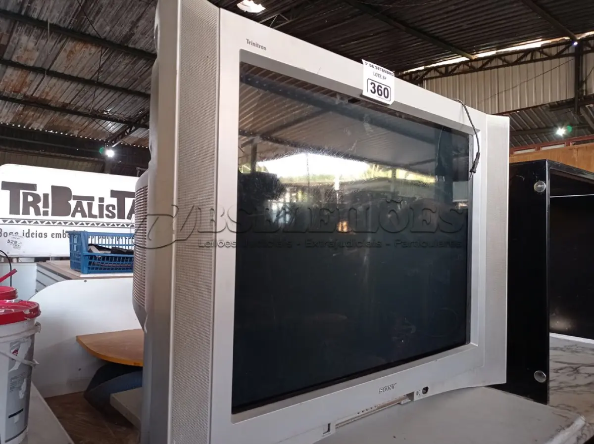 LOTE 360 - 01 TV DE TUBO MARCA SONY. (NO ESTADO) ATENÇÃO! FAZER A VISITAÇÃO ANTES DE ARREMATAR, NÃO SABEMOS SE FUNCIONA. LEILÃO NÃO TEM GARANTIA E NEM DEVOLUÇÃO, SUJEITO A POSSÍVEIS AVARIAS VISÍVEIS/OCULTAS E/OU AUSÊNCIA DE COMPONENTES.