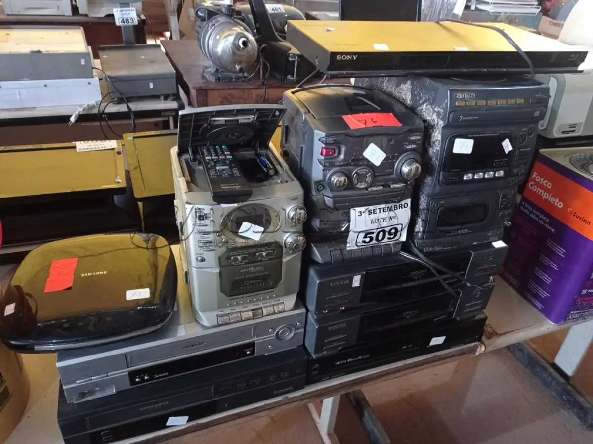 LOTE 509 - 05 VIDEOCASSETES, 03 APARELHOS DE SOM E 02 APARELHOS DE DVD MARCAS E MODELOS DIVERSOS. (NO ESTADO) ATENÇÃO! FAZER A VISITAÇÃO ANTES DE ARREMATAR, NÃO SABEMOS SE FUNCIONA. LEILÃO NÃO TEM GARANTIA E NEM DEVOLUÇÃO, SUJEITO A POSSÍVEIS AVARIAS VISÍVEIS/OCULTAS E/OU AUSÊNCIA DE COMPONENTES.