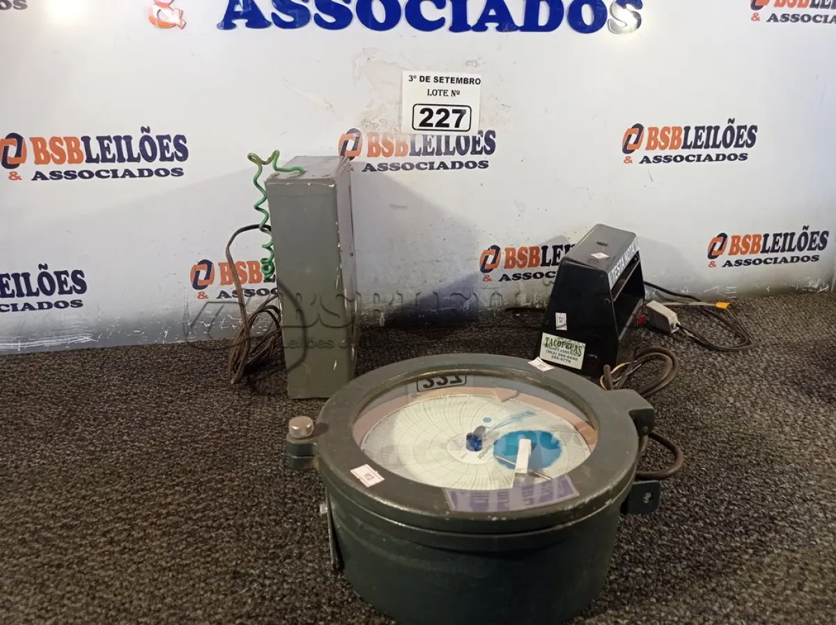 LOTE 227 - 01 REGISTRADOR DE GRÁFICOS, 01 TESTADOR DE NOTAS E 01 PAINEL DE SENHA. (NO ESTADO) ATENÇÃO! FAZER A VISITAÇÃO ANTES DE ARREMATAR, NÃO SABEMOS SE FUNCIONA. LEILÃO NÃO TEM GARANTIA E NEM DEVOLUÇÃO, SUJEITO A POSSÍVEIS AVARIAS VISÍVEIS/OCULTAS E/OU AUSÊNCIA DE COMPONENTES.