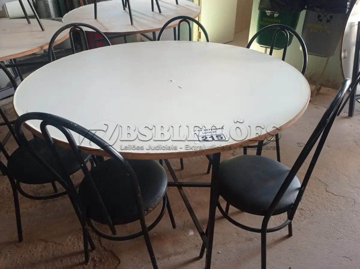 LOTE 215 - 01 MESA DE FERRO COM BASE DOBRÁVEL, TAMPO EM MADEIRA E 06 CADEIRAS DE FERRO COM ASSENTO ALMOFADADO. (NO ESTADO) ATENÇÃO! FAZER A VISITAÇÃO ANTES DE ARREMATAR, NÃO SABEMOS SE FUNCIONA. LEILÃO NÃO TEM GARANTIA E NEM DEVOLUÇÃO, SUJEITO A POSSÍVEIS AVARIAS VISÍVEIS/OCULTAS E/OU AUSÊNCIA DE COMPONENTES.