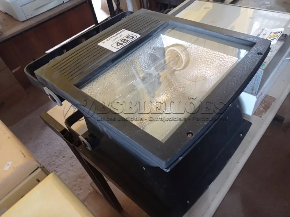LOTE 485 - 02 LUMINÁRIAS DE PÁTIO. (NO ESTADO) ATENÇÃO! FAZER A VISITAÇÃO ANTES DE ARREMATAR, NÃO SABEMOS SE FUNCIONA. LEILÃO NÃO TEM GARANTIA E NEM DEVOLUÇÃO, SUJEITO A POSSÍVEIS AVARIAS VISÍVEIS/OCULTAS E/OU AUSÊNCIA DE COMPONENTES.