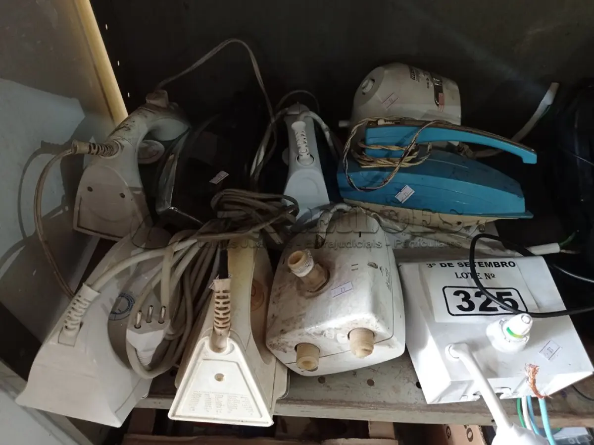 LOTE 325 - 05 FERROA DE PASSAR ROUPAS, 01 BATEDEIRA INCOMPLETA, 01 DUCHA E 02 PEÇAS PARA CHUVEIRO MARCAS E MODELOS DIVERSOS. (NO ESTADO) ATENÇÃO! FAZER A VISITAÇÃO ANTES DE ARREMATAR, NÃO SABEMOS SE FUNCIONA. LEILÃO NÃO TEM GARANTIA E NEM DEVOLUÇÃO, SUJEITO A POSSÍVEIS AVARIAS VISÍVEIS/OCULTAS E/OU AUSÊNCIA DE COMPONENTES.
