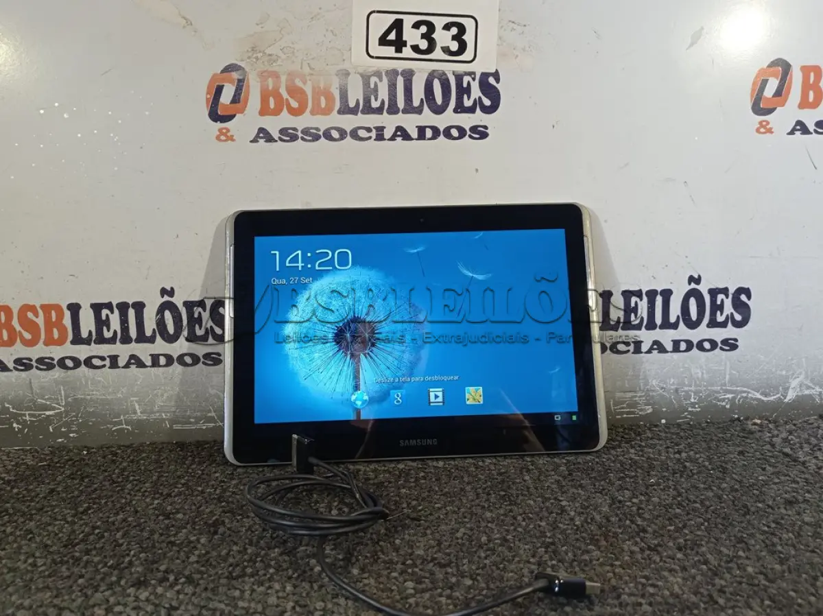 LOTE 433 - 01 TABLET SAMSUNG TAB2 10.1 COM CABO. (NO ESTADO) ATENÇÃO! FAZER A VISITAÇÃO ANTES DE ARREMATAR, NÃO SABEMOS SE FUNCIONA. LEILÃO NÃO TEM GARANTIA E NEM DEVOLUÇÃO, SUJEITO A POSSÍVEIS AVARIAS VISÍVEIS/OCULTAS E/OU AUSÊNCIA DE COMPONENTES.