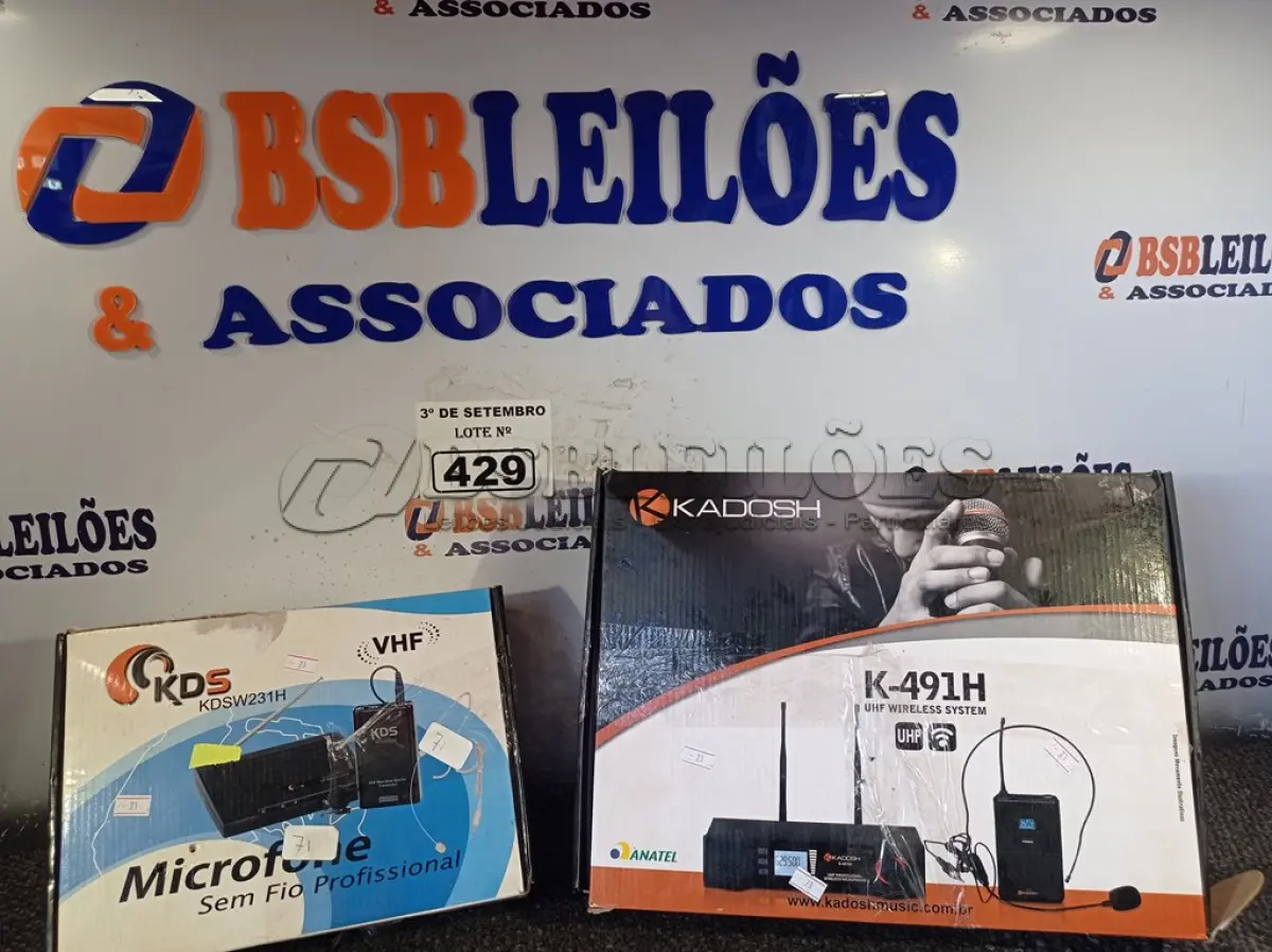 LOTE 429 - 02 MICROFONES MARCAS E MODELOS DIVERSOS. (NO ESTADO) ATENÇÃO! FAZER A VISITAÇÃO ANTES DE ARREMATAR, NÃO SABEMOS SE FUNCIONA. LEILÃO NÃO TEM GARANTIA E NEM DEVOLUÇÃO, SUJEITO A POSSÍVEIS AVARIAS VISÍVEIS/OCULTAS E/OU AUSÊNCIA DE COMPONENTES.