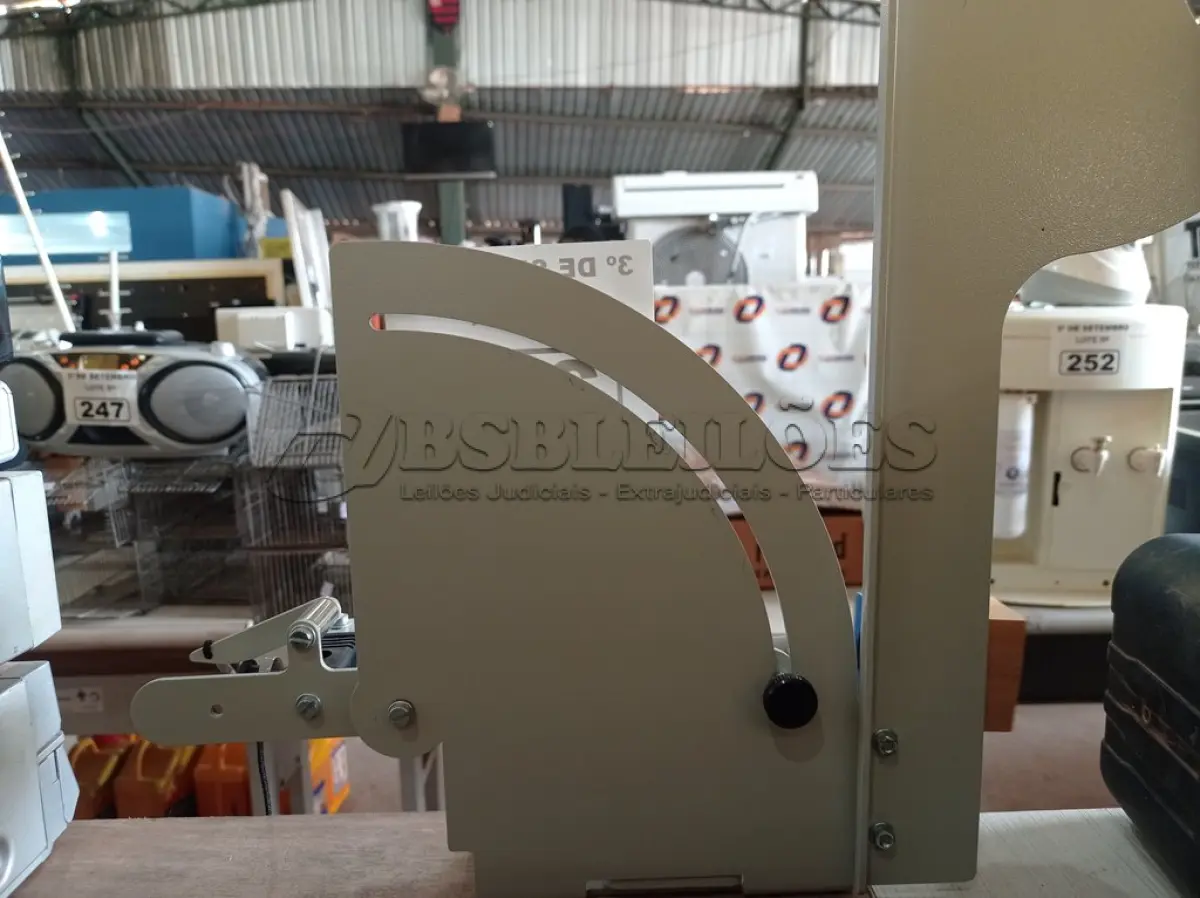 LOTE 268 - 01 PENDULO BALÍSTICO AREU. (NO ESTADO) ATENÇÃO! FAZER A VISITAÇÃO ANTES DE ARREMATAR, NÃO SABEMOS SE FUNCIONA. LEILÃO NÃO TEM GARANTIA E NEM DEVOLUÇÃO, SUJEITO A POSSÍVEIS AVARIAS VISÍVEIS/OCULTAS E/OU AUSÊNCIA DE COMPONENTES.