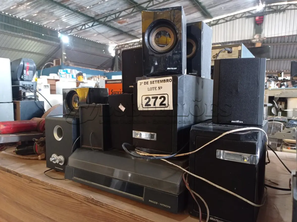 LOTE 272 - 01 TOCA-DISCOS, VÁRIAS CAIXINHAS DE SOM AMBIENTE, 04 APARELHOS DE DVD, 02 VIDEOCASSETES E 04 CONTROLES REMOTOS MARCAS E MODELOS DIVERSOS.  (NO ESTADO) ATENÇÃO! FAZER A VISITAÇÃO ANTES DE ARREMATAR, NÃO SABEMOS SE FUNCIONA. LEILÃO NÃO TEM GARANTIA E NEM DEVOLUÇÃO, SUJEITO A POSSÍVEIS AVARIAS VISÍVEIS/OCULTAS E/OU AUSÊNCIA DE COMPONENTES.