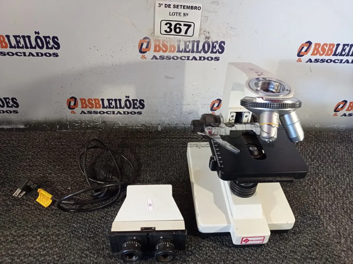 LOTE 367 - 01 MICROSCÓPIO. (NO ESTADO) ATENÇÃO! FAZER A VISITAÇÃO ANTES DE ARREMATAR, NÃO SABEMOS SE FUNCIONA. LEILÃO NÃO TEM GARANTIA E NEM DEVOLUÇÃO, SUJEITO A POSSÍVEIS AVARIAS VISÍVEIS/OCULTAS E/OU AUSÊNCIA DE COMPONENTES.