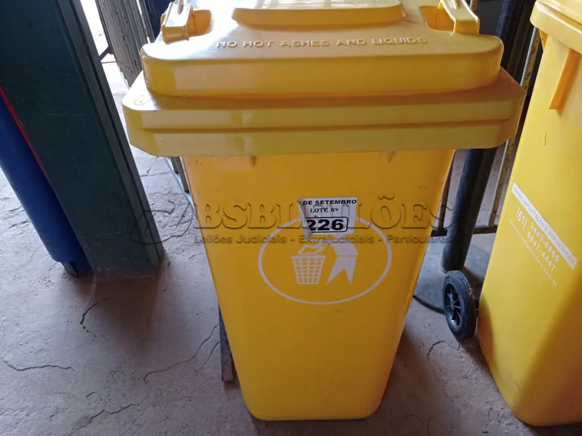 LOTE 226 - 01 CONTAINER HDPE EN840 120LITROS. (NO ESTADO) ATENÇÃO! FAZER A VISITAÇÃO ANTES DE ARREMATAR, NÃO SABEMOS SE FUNCIONA. LEILÃO NÃO TEM GARANTIA E NEM DEVOLUÇÃO, SUJEITO A POSSÍVEIS AVARIAS VISÍVEIS/OCULTAS E/OU AUSÊNCIA DE COMPONENTES.