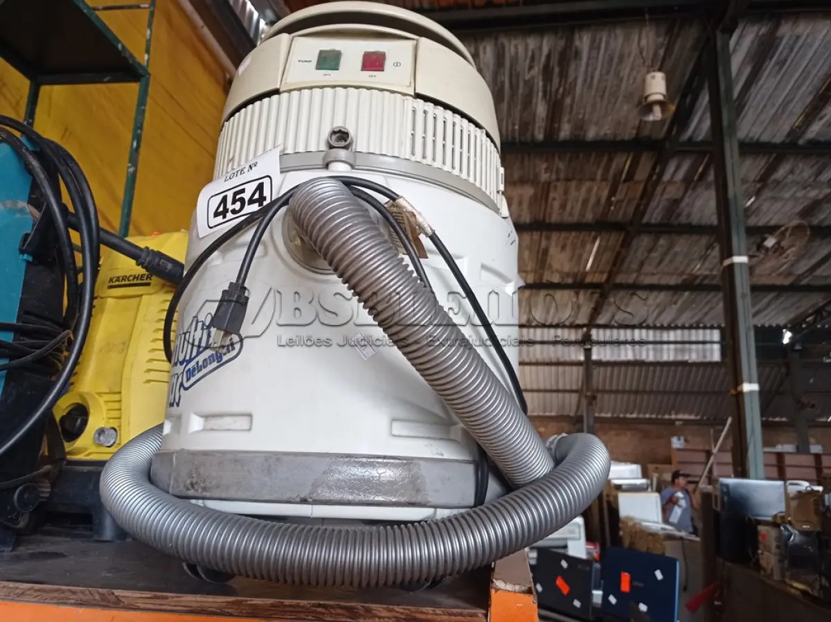 LOTE 454 - 01 ASPIRADOR DE PÓ MULTI VAC. (NO ESTADO) ATENÇÃO! FAZER A VISITAÇÃO ANTES DE ARREMATAR, NÃO SABEMOS SE FUNCIONA. LEILÃO NÃO TEM GARANTIA E NEM DEVOLUÇÃO, SUJEITO A POSSÍVEIS AVARIAS VISÍVEIS/OCULTAS E/OU AUSÊNCIA DE COMPONENTES.
