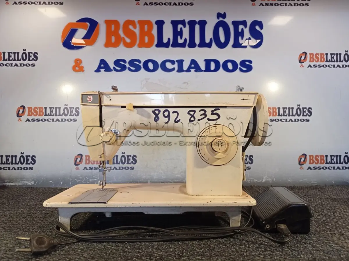 LOTE 282 - 01 MÁQUINA DE COSTURA MARCA SINGER COM PEDAL. (NO ESTADO) ATENÇÃO! FAZER A VISITAÇÃO ANTES DE ARREMATAR, NÃO SABEMOS SE FUNCIONA. LEILÃO NÃO TEM GARANTIA E NEM DEVOLUÇÃO, SUJEITO A POSSÍVEIS AVARIAS VISÍVEIS/OCULTAS E/OU AUSÊNCIA DE COMPONENTES.