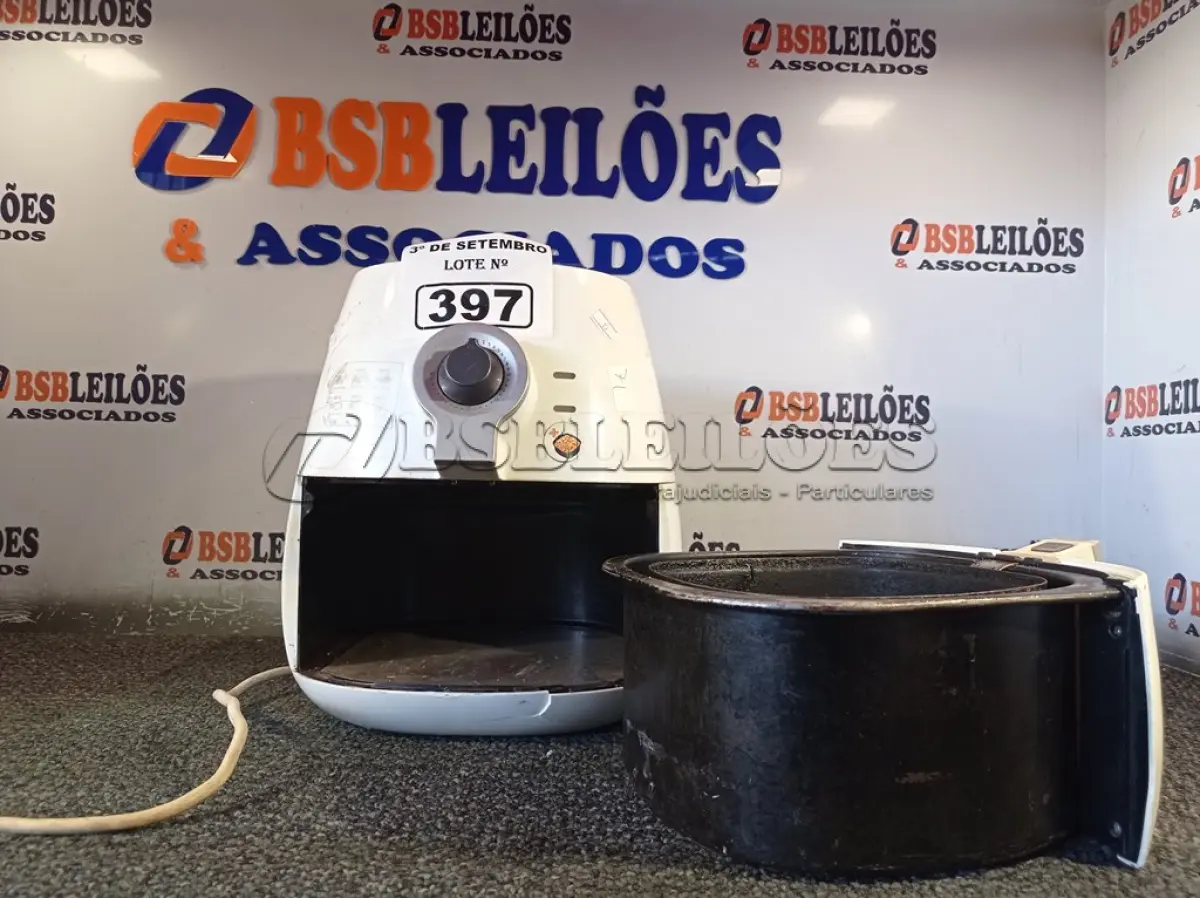 LOTE 397 - 01 FRITADEIRA AIR FRY MARCA PHILIPS 220V. (NO ESTADO) ATENÇÃO! FAZER A VISITAÇÃO ANTES DE ARREMATAR, NÃO SABEMOS SE FUNCIONA. LEILÃO NÃO TEM GARANTIA E NEM DEVOLUÇÃO, SUJEITO A POSSÍVEIS AVARIAS VISÍVEIS/OCULTAS E/OU AUSÊNCIA DE COMPONENTES.