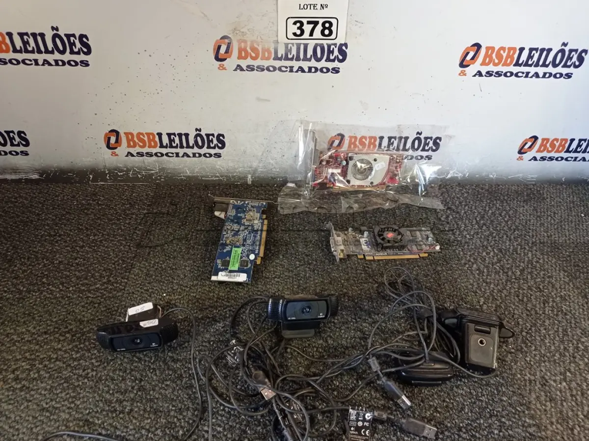 LOTE 378 - 01 LOTE COM VÁRIAS PLACAS DE VÍDEO E WEBCAM MARCAS E MODELOS DIVERSOS. (NO ESTADO) ATENÇÃO! FAZER A VISITAÇÃO ANTES DE ARREMATAR, NÃO SABEMOS SE FUNCIONA. LEILÃO NÃO TEM GARANTIA E NEM DEVOLUÇÃO, SUJEITO A POSSÍVEIS AVARIAS VISÍVEIS/OCULTAS E/OU AUSÊNCIA DE COMPONENTES.