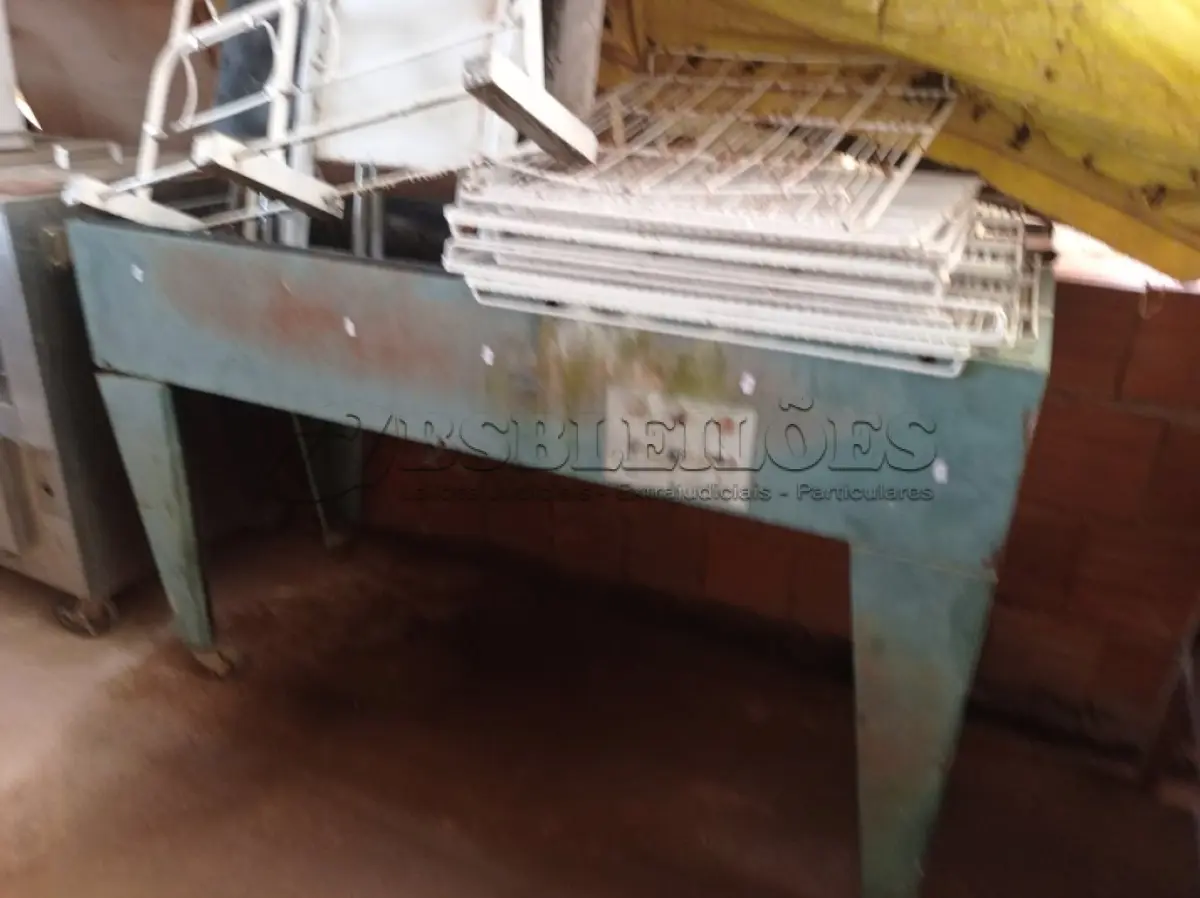 LOTE 471 - 03 MESAS E 01 CADEIRA DE FERRO, 01 DISPENSE DE PAPEL ANTIGO, VÁRIAS GRADES PARA FREEZER E 01 SUCATA DE CHURRASQUEIRA.  (NO ESTADO) ATENÇÃO! FAZER A VISITAÇÃO ANTES DE ARREMATAR, NÃO SABEMOS SE FUNCIONA. LEILÃO NÃO TEM GARANTIA E NEM DEVOLUÇÃO, SUJEITO A POSSÍVEIS AVARIAS VISÍVEIS/OCULTAS E/OU AUSÊNCIA DE COMPONENTES.
