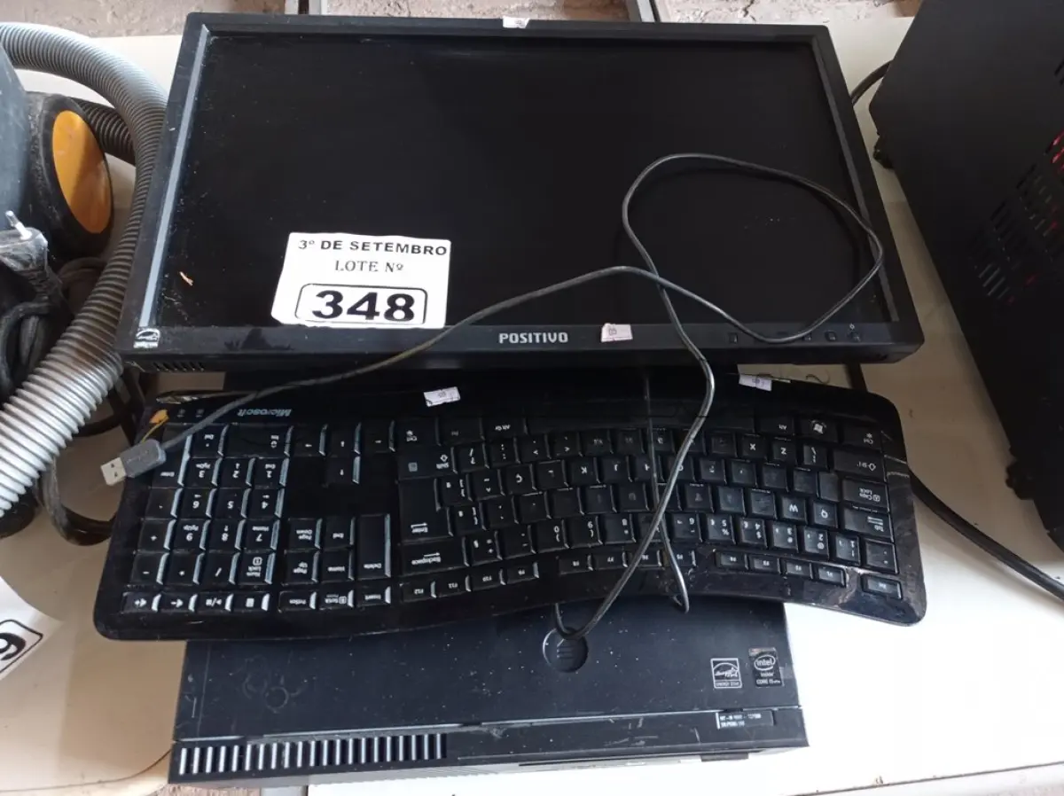 LOTE 348 - 01 CPU, 01 MONITOR E 01 TECLADO. (NO ESTADO) ATENÇÃO! FAZER A VISITAÇÃO ANTES DE ARREMATAR, NÃO SABEMOS SE FUNCIONA. LEILÃO NÃO TEM GARANTIA E NEM DEVOLUÇÃO, SUJEITO A POSSÍVEIS AVARIAS VISÍVEIS/OCULTAS E/OU AUSÊNCIA DE COMPONENTES.