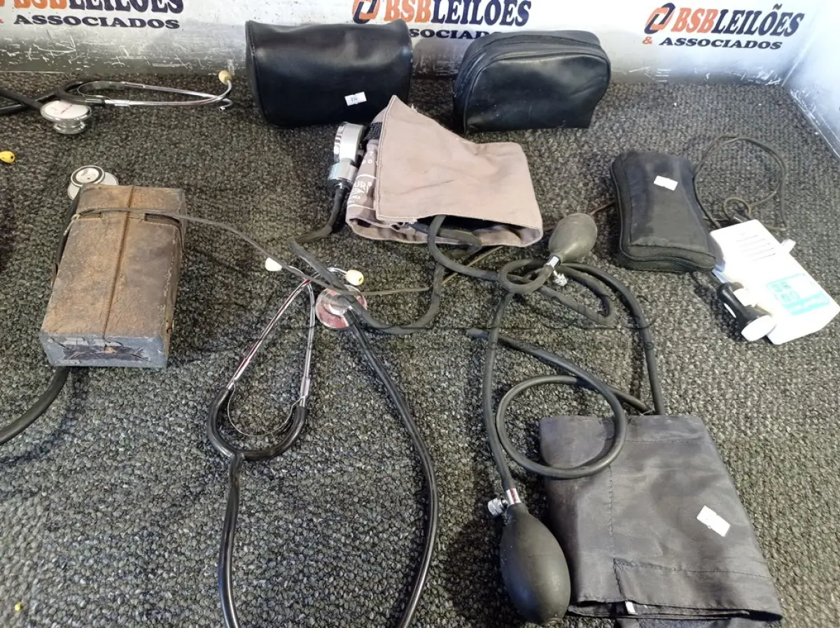 LOTE 386 - 01 LOTE COM VÁRIOS AFERIDORES DE PRESSÃO MARCAS E MODELOS DIVERSOS. (NO ESTADO) ATENÇÃO! FAZER A VISITAÇÃO ANTES DE ARREMATAR, NÃO SABEMOS SE FUNCIONA. LEILÃO NÃO TEM GARANTIA E NEM DEVOLUÇÃO, SUJEITO A POSSÍVEIS AVARIAS VISÍVEIS/OCULTAS E/OU AUSÊNCIA DE COMPONENTES.