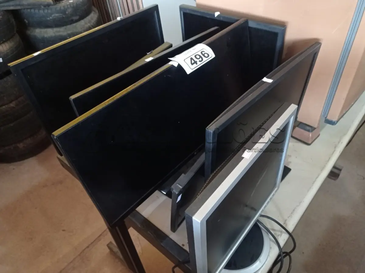 LOTE 496 - 08 MONITORES MARCAS E MODELOS DIVERSOS PARA RETIRADA DE PEÇAS. (NO ESTADO) ATENÇÃO! FAZER A VISITAÇÃO ANTES DE ARREMATAR, NÃO SABEMOS SE FUNCIONA. LEILÃO NÃO TEM GARANTIA E NEM DEVOLUÇÃO, SUJEITO A POSSÍVEIS AVARIAS VISÍVEIS/OCULTAS E/OU AUSÊNCIA DE COMPONENTES.