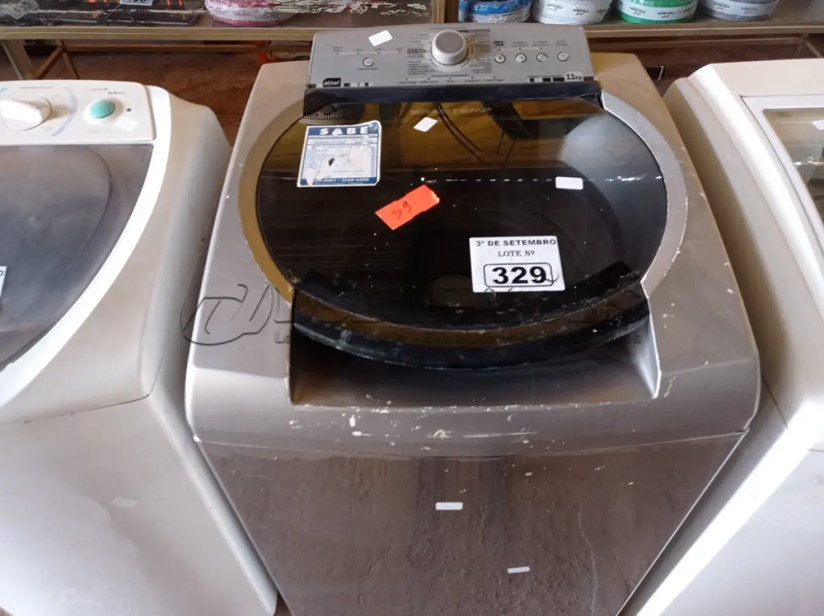LOTE 329 - 01 MÁQUINA DE LAVAR ROUPAS MARCA BRASTEMP CAPACIDADE 11KG. (NO ESTADO) ATENÇÃO! FAZER A VISITAÇÃO ANTES DE ARREMATAR, NÃO SABEMOS SE FUNCIONA. LEILÃO NÃO TEM GARANTIA E NEM DEVOLUÇÃO, SUJEITO A POSSÍVEIS AVARIAS VISÍVEIS/OCULTAS E/OU AUSÊNCIA DE COMPONENTES.