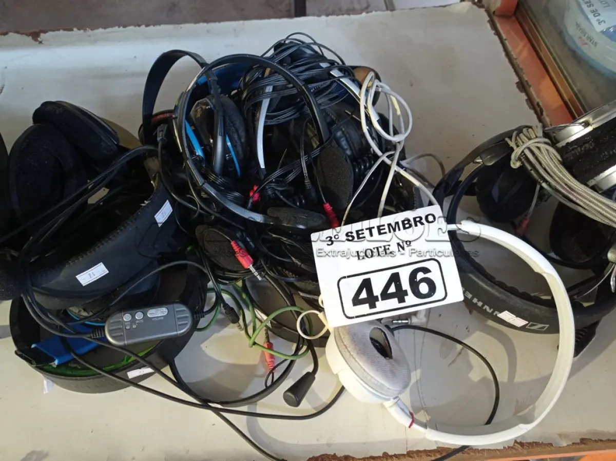 LOTE 446 - 01 LOTE COM VÁRIOS FONES DE OUVIDO MARCAS E MODELOS DIVERSOS. (NO ESTADO) ATENÇÃO! FAZER A VISITAÇÃO ANTES DE ARREMATAR, NÃO SABEMOS SE FUNCIONA. LEILÃO NÃO TEM GARANTIA E NEM DEVOLUÇÃO, SUJEITO A POSSÍVEIS AVARIAS VISÍVEIS/OCULTAS E/OU AUSÊNCIA DE COMPONENTES.