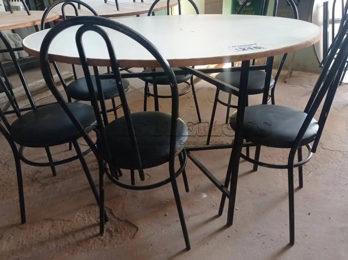 LOTE 215 - 01 MESA DE FERRO COM BASE DOBRÁVEL, TAMPO EM MADEIRA E 06 CADEIRAS DE FERRO COM ASSENTO ALMOFADADO. (NO ESTADO) ATENÇÃO! FAZER A VISITAÇÃO ANTES DE ARREMATAR, NÃO SABEMOS SE FUNCIONA. LEILÃO NÃO TEM GARANTIA E NEM DEVOLUÇÃO, SUJEITO A POSSÍVEIS AVARIAS VISÍVEIS/OCULTAS E/OU AUSÊNCIA DE COMPONENTES.