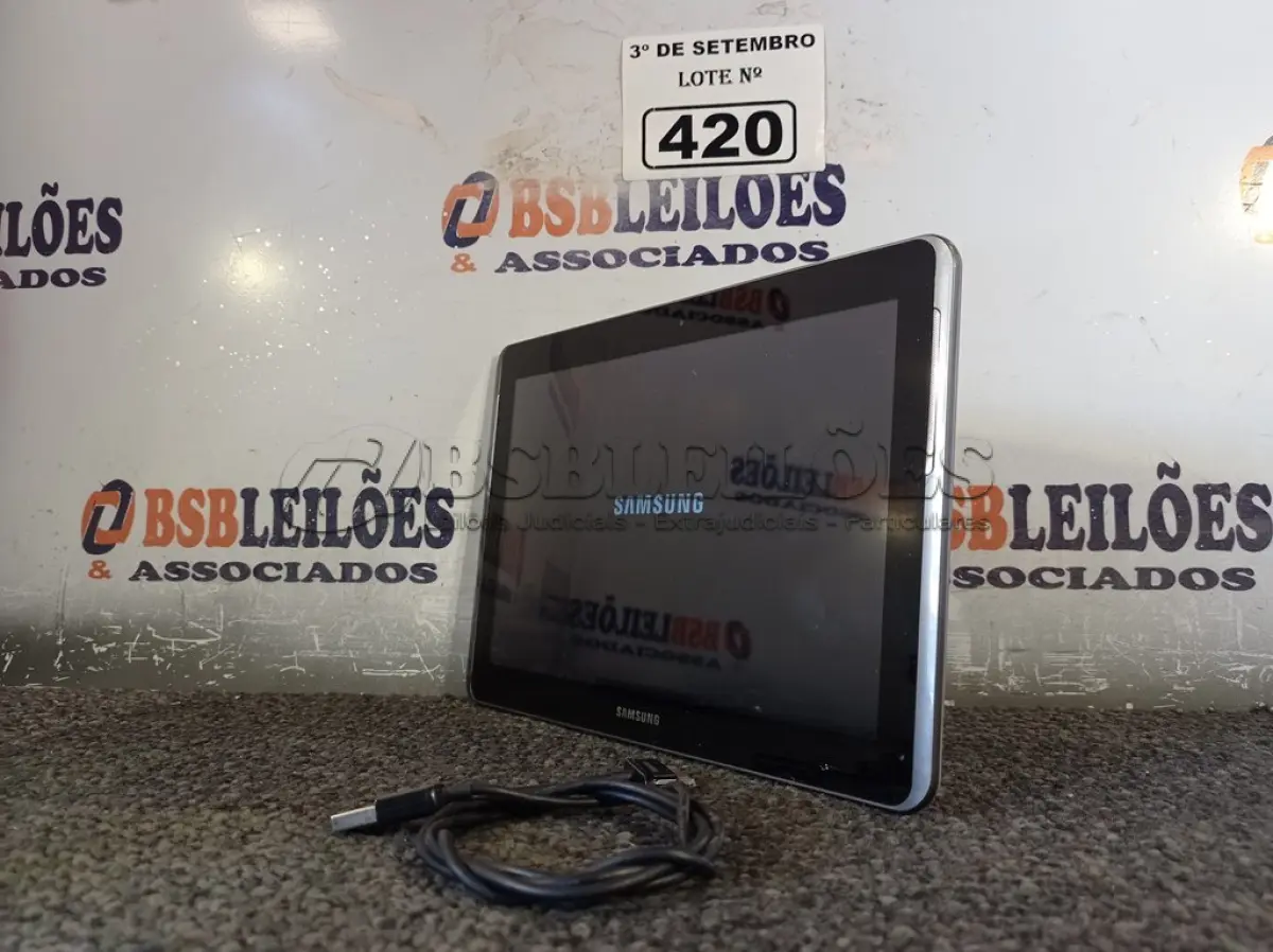 LOTE 420 - 01 TABLET SAMSUNG TAB2 10.1 COM CABO. (NO ESTADO) ATENÇÃO! FAZER A VISITAÇÃO ANTES DE ARREMATAR, NÃO SABEMOS SE FUNCIONA. LEILÃO NÃO TEM GARANTIA E NEM DEVOLUÇÃO, SUJEITO A POSSÍVEIS AVARIAS VISÍVEIS/OCULTAS E/OU AUSÊNCIA DE COMPONENTES.