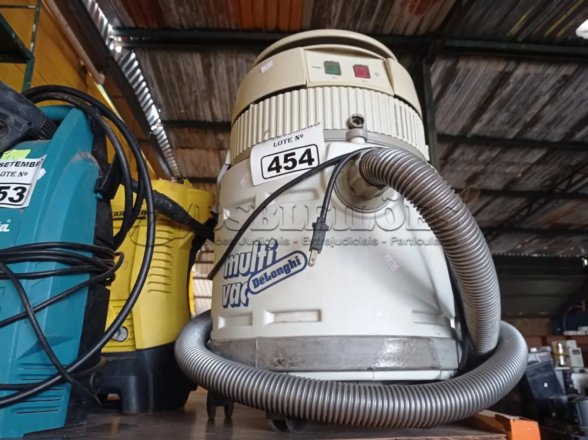 LOTE 454 - 01 ASPIRADOR DE PÓ MULTI VAC. (NO ESTADO) ATENÇÃO! FAZER A VISITAÇÃO ANTES DE ARREMATAR, NÃO SABEMOS SE FUNCIONA. LEILÃO NÃO TEM GARANTIA E NEM DEVOLUÇÃO, SUJEITO A POSSÍVEIS AVARIAS VISÍVEIS/OCULTAS E/OU AUSÊNCIA DE COMPONENTES.