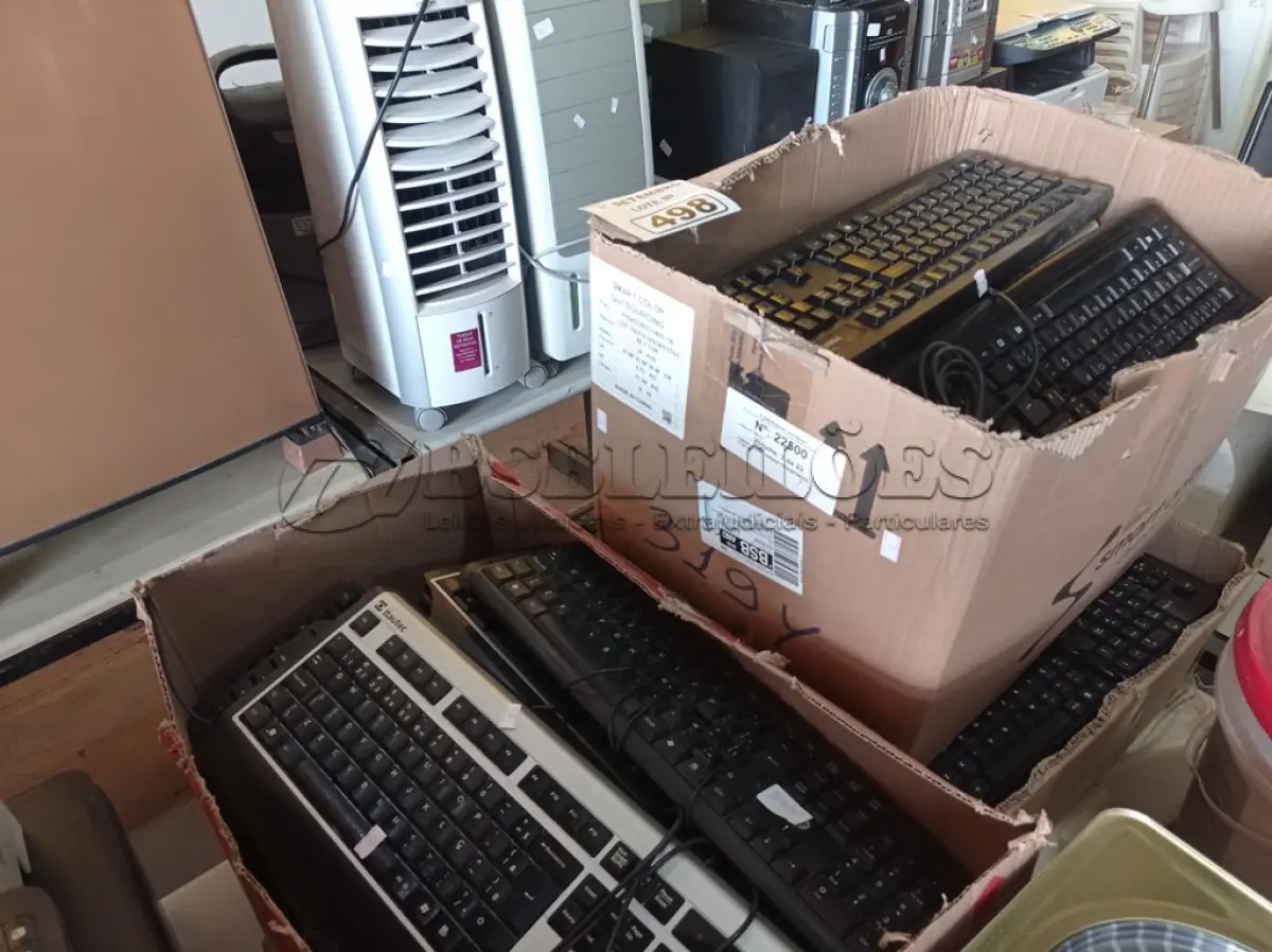 LOTE 498 - 01 LOTE COM GRANDE QUANTIDADE DE TECLADOS PARA PC MARCAS E MODELOS DIVERSOS. (NO ESTADO) ATENÇÃO! FAZER A VISITAÇÃO ANTES DE ARREMATAR, NÃO SABEMOS SE FUNCIONA. LEILÃO NÃO TEM GARANTIA E NEM DEVOLUÇÃO, SUJEITO A POSSÍVEIS AVARIAS VISÍVEIS/OCULTAS E/OU AUSÊNCIA DE COMPONENTES.