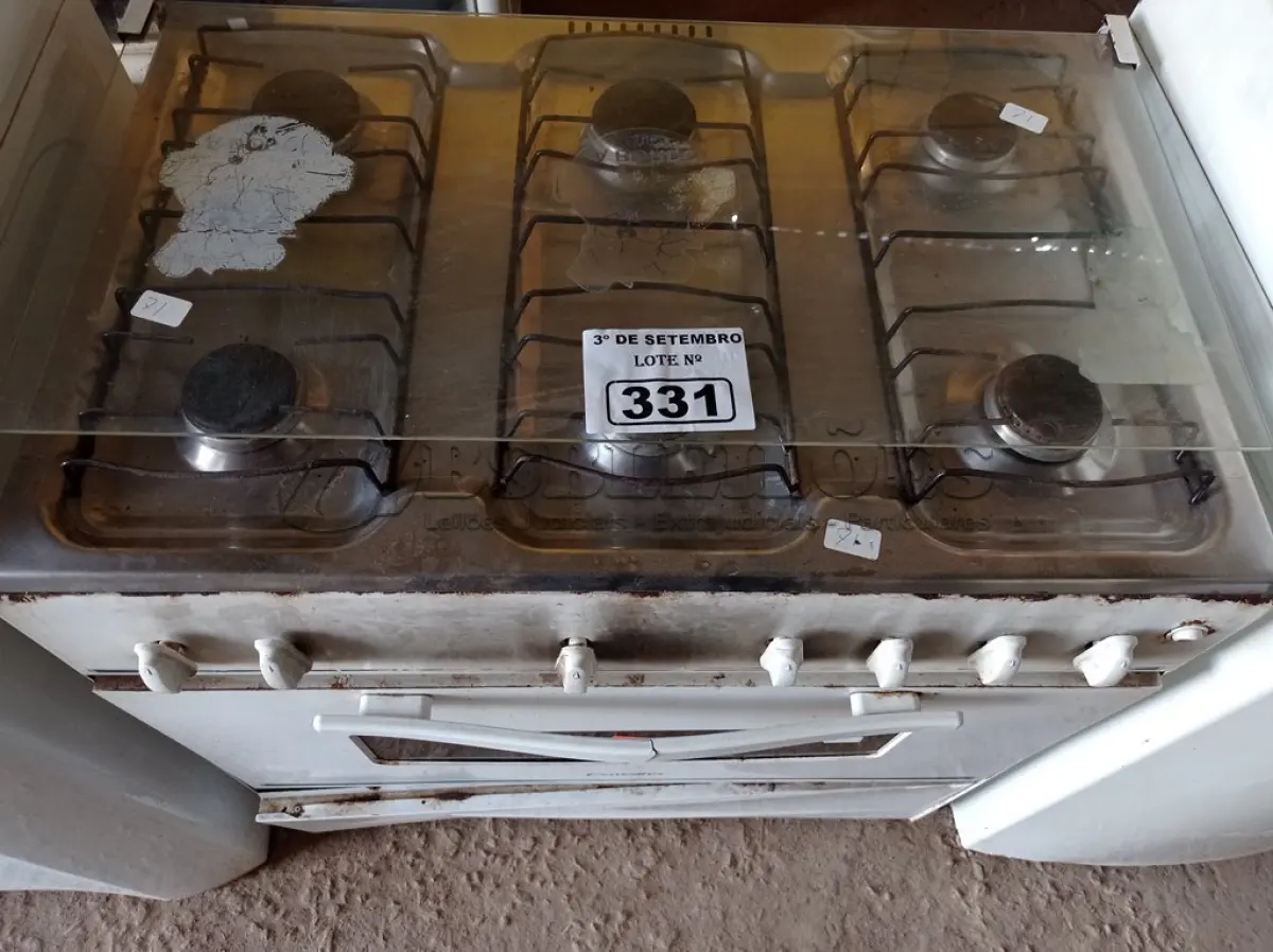 LOTE 331 - 01 FOGÃO A GÁS 06 BOCAS MARCA ESMALTEC. (NO ESTADO) ATENÇÃO! FAZER A VISITAÇÃO ANTES DE ARREMATAR, NÃO SABEMOS SE FUNCIONA. LEILÃO NÃO TEM GARANTIA E NEM DEVOLUÇÃO, SUJEITO A POSSÍVEIS AVARIAS VISÍVEIS/OCULTAS E/OU AUSÊNCIA DE COMPONENTES.