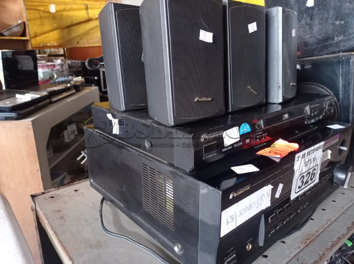 LOTE 326 - 01 DVD HOME THEATER E 01 RECEIVER MARCAS PIONEER AMBOS 120V. (NO ESTADO) ATENÇÃO! FAZER A VISITAÇÃO ANTES DE ARREMATAR, NÃO SABEMOS SE FUNCIONA. LEILÃO NÃO TEM GARANTIA E NEM DEVOLUÇÃO, SUJEITO A POSSÍVEIS AVARIAS VISÍVEIS/OCULTAS E/OU AUSÊNCIA DE COMPONENTES.