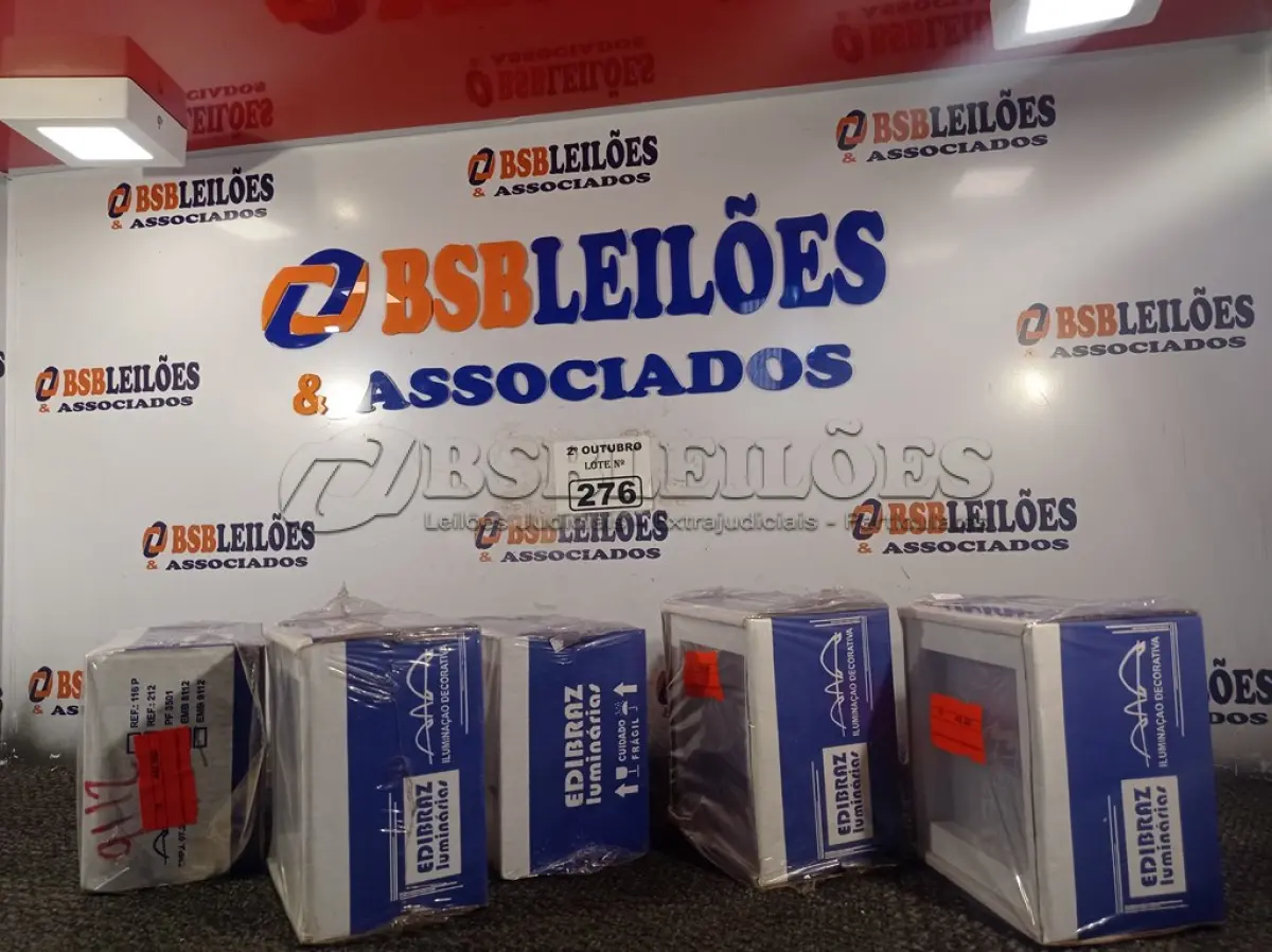 LOTE 276 - 05 LUMINÁRIAS DE EMBUTIR. (NO ESTADO) ATENÇÃO! FAZER A VISITAÇÃO ANTES DE ARREMATAR, NÃO SABEMOS SE FUNCIONA. LEILÃO NÃO TEM GARANTIA E NEM DEVOLUÇÃO, SUJEITO A POSSÍVEIS AVARIAS VISÍVEIS/OCULTAS E/OU AUSÊNCIA DE COMPONENTES.
