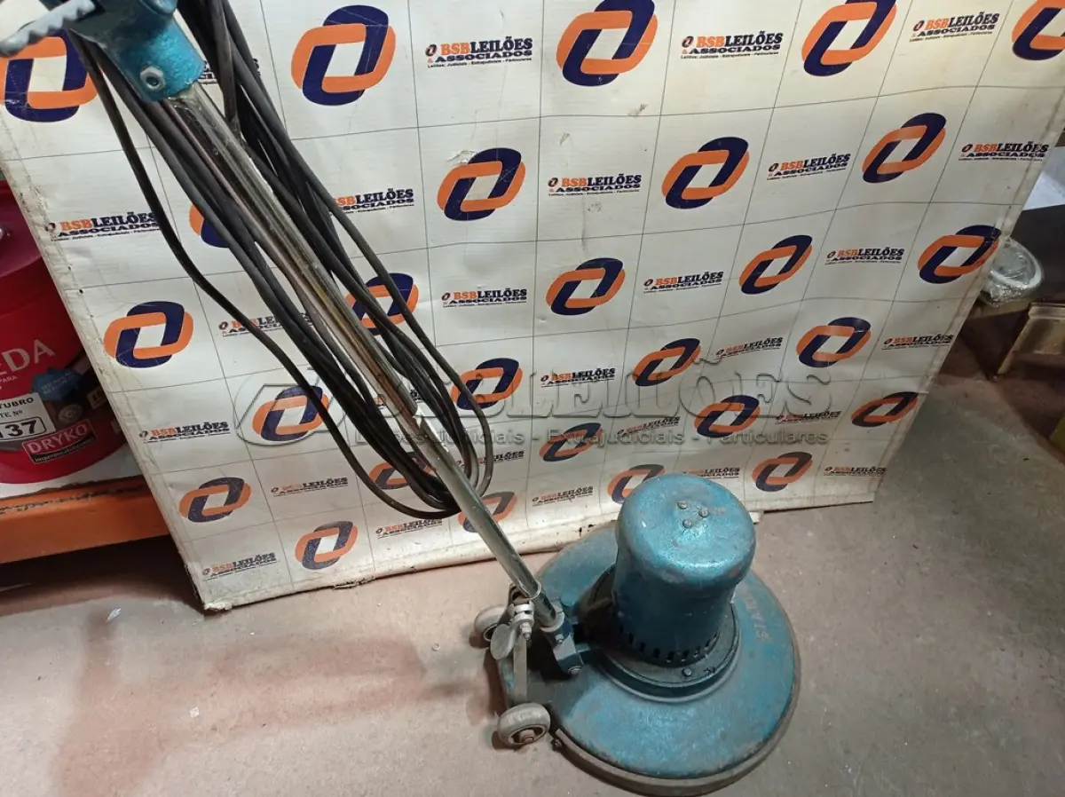LOTE 156 - 01 ENCERADEIRA INDUSTRIAL. (NO ESTADO) ATENÇÃO! FAZER A VISITAÇÃO ANTES DE ARREMATAR, NÃO SABEMOS SE FUNCIONA. LEILÃO NÃO TEM GARANTIA E NEM DEVOLUÇÃO, SUJEITO A POSSÍVEIS AVARIAS VISÍVEIS/OCULTAS E/OU AUSÊNCIA DE COMPONENTES.