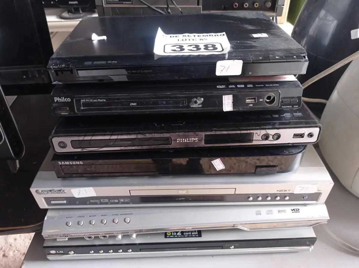 LOTE 338 - 07 APARELHOS DE DVD E 04 VIDEOCASSETES MARCAS E MODELOS DIVERSOS. (NO ESTADO) ATENÇÃO! FAZER A VISITAÇÃO ANTES DE ARREMATAR, NÃO SABEMOS SE FUNCIONA. LEILÃO NÃO TEM GARANTIA E NEM DEVOLUÇÃO, SUJEITO A POSSÍVEIS AVARIAS VISÍVEIS/OCULTAS E/OU AUSÊNCIA DE COMPONENTES.