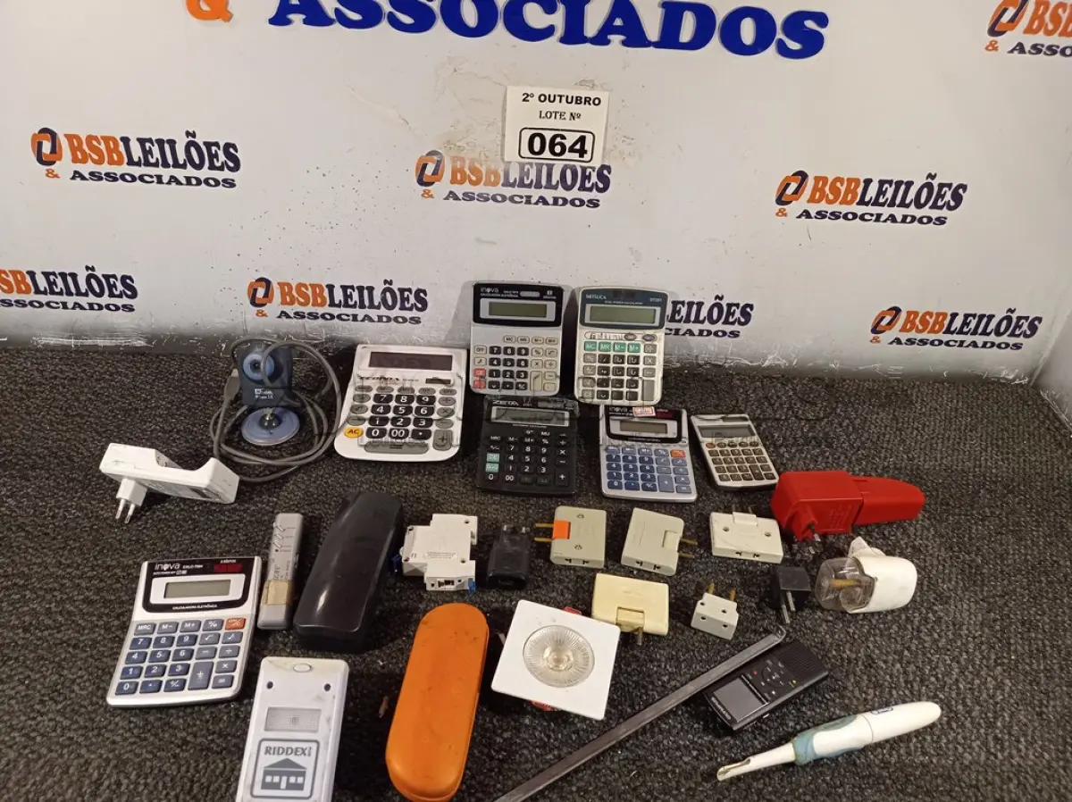 LOTE 064 - 01 LOTE COM VÁRIAS CALCULADORAS E PERIFÉRICOS DIVERSOS. (NO ESTADO) ATENÇÃO! FAZER A VISITAÇÃO ANTES DE ARREMATAR, NÃO SABEMOS SE FUNCIONA. LEILÃO NÃO TEM GARANTIA E NEM DEVOLUÇÃO, SUJEITO A POSSÍVEIS AVARIAS VISÍVEIS/OCULTAS E/OU AUSÊNCIA DE COMPONENTES.