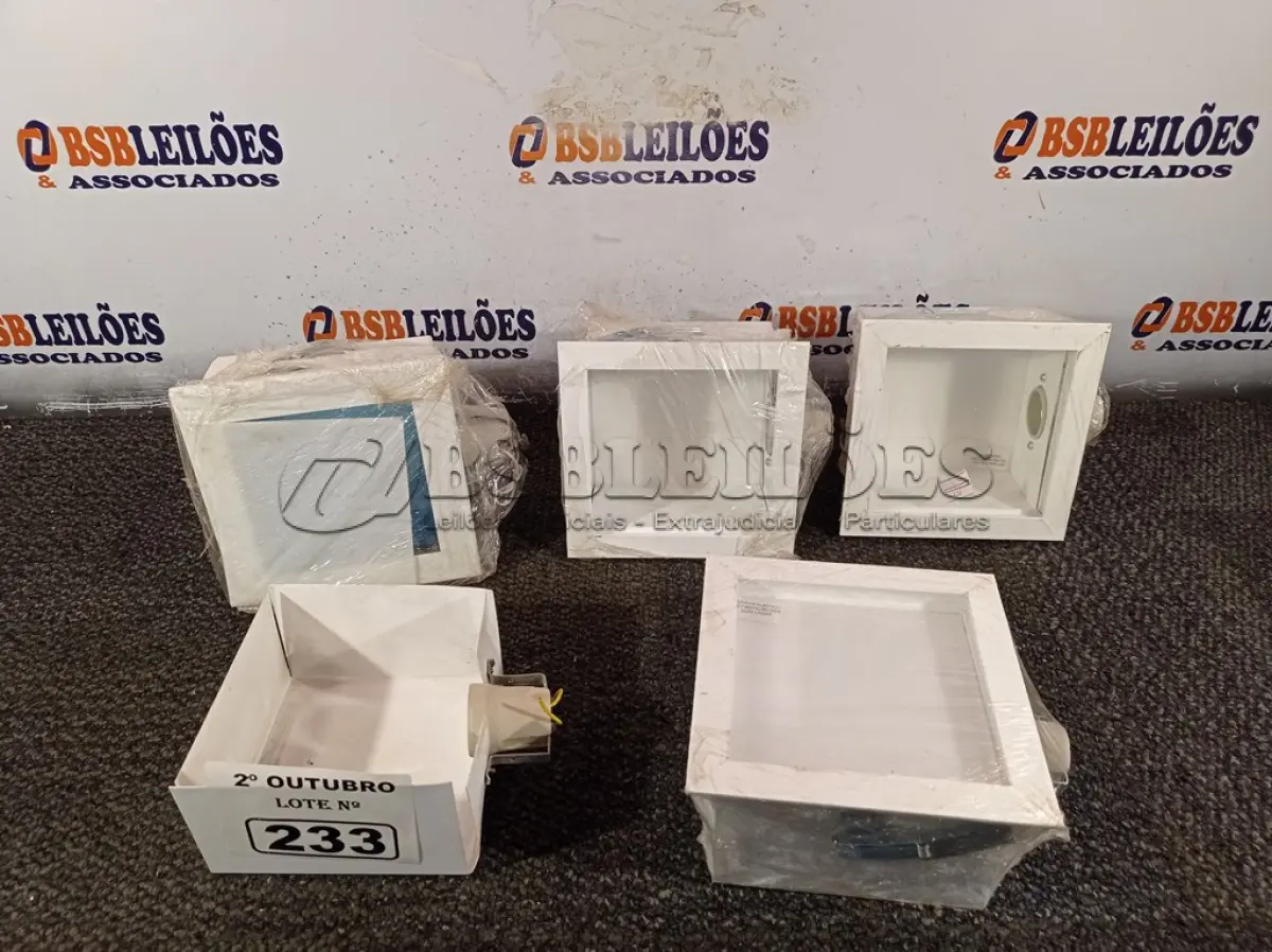 LOTE 233 - 05 LUMINÁRIAS QUADRADAS DE EMBUTIR. (NO ESTADO) ATENÇÃO! FAZER A VISITAÇÃO ANTES DE ARREMATAR, NÃO SABEMOS SE FUNCIONA. LEILÃO NÃO TEM GARANTIA E NEM DEVOLUÇÃO, SUJEITO A POSSÍVEIS AVARIAS VISÍVEIS/OCULTAS E/OU AUSÊNCIA DE COMPONENTES.