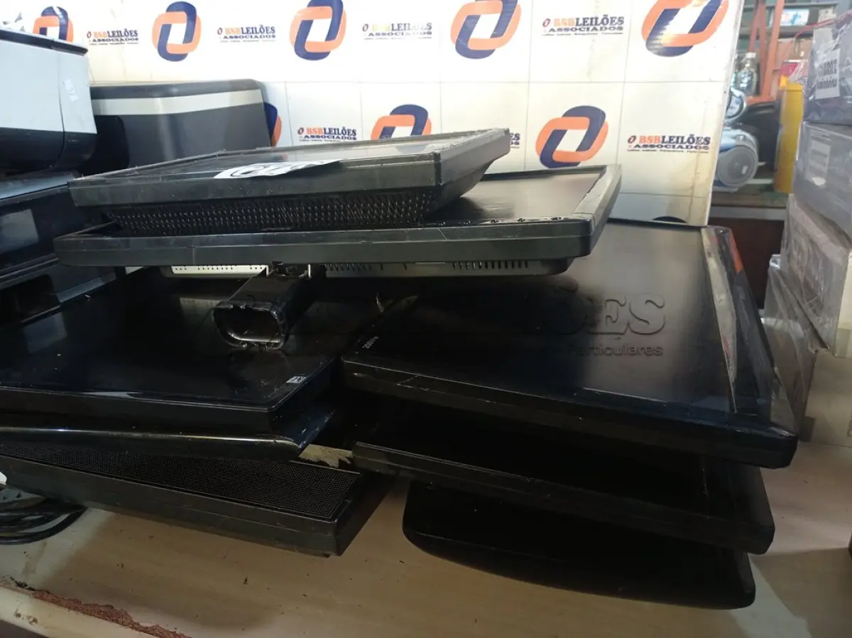LOTE 279 - 08 MONITORES MARCAS E MODELOS DIVERSOS PARA RETIRADA DE PEÇAS. (NO ESTADO) ATENÇÃO! FAZER A VISITAÇÃO ANTES DE ARREMATAR, NÃO SABEMOS SE FUNCIONA. LEILÃO NÃO TEM GARANTIA E NEM DEVOLUÇÃO, SUJEITO A POSSÍVEIS AVARIAS VISÍVEIS/OCULTAS E/OU AUSÊNCIA DE COMPONENTES.