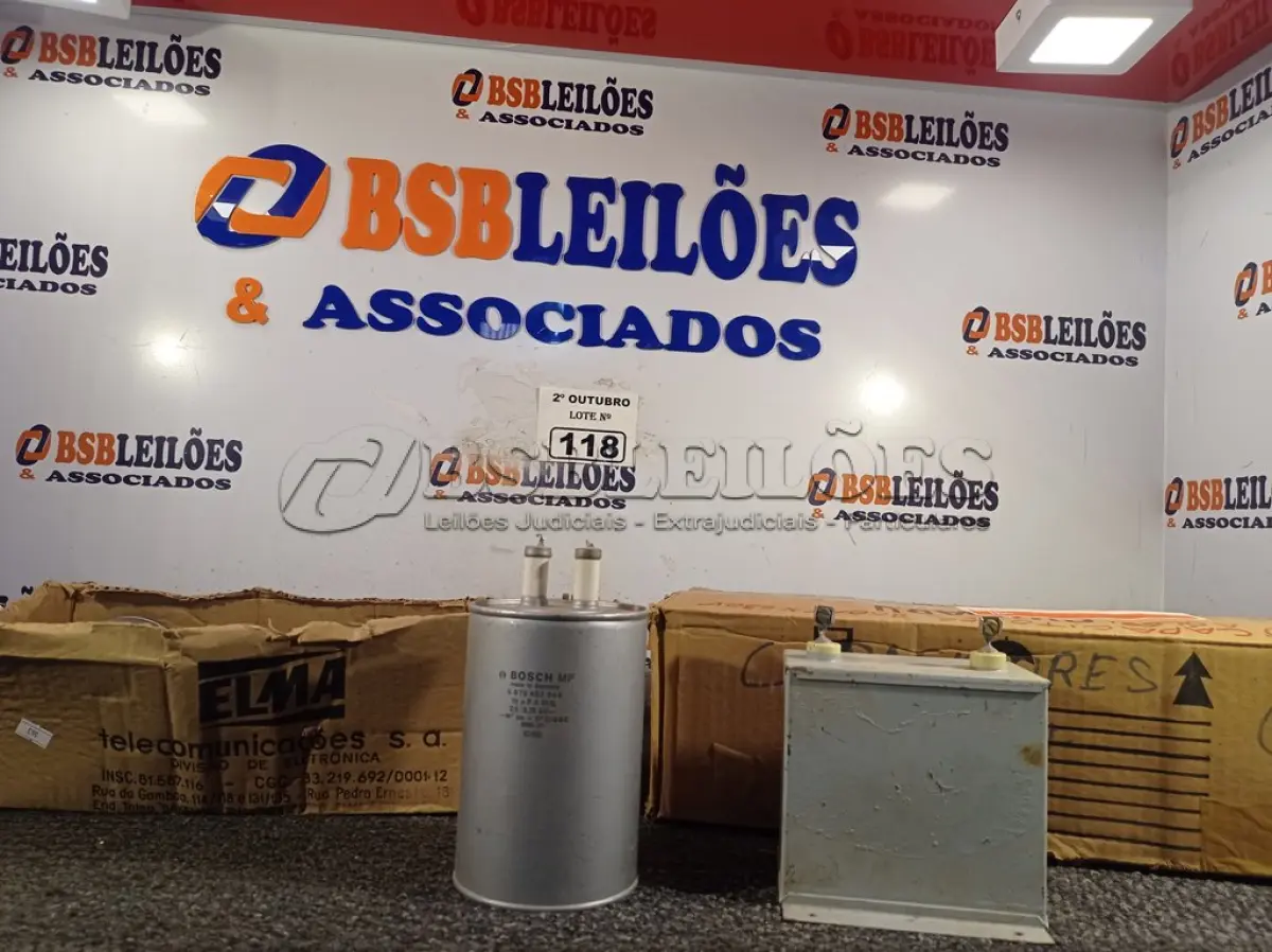 LOTE 118 - 01 LOTE COM VÁRIOS CAPACITORES ANTIGOS MARCAS E MODELOS DIVERSOS. (NO ESTADO) ATENÇÃO! FAZER A VISITAÇÃO ANTES DE ARREMATAR, NÃO SABEMOS SE FUNCIONA. LEILÃO NÃO TEM GARANTIA E NEM DEVOLUÇÃO, SUJEITO A POSSÍVEIS AVARIAS VISÍVEIS/OCULTAS E/OU AUSÊNCIA DE COMPONENTES.