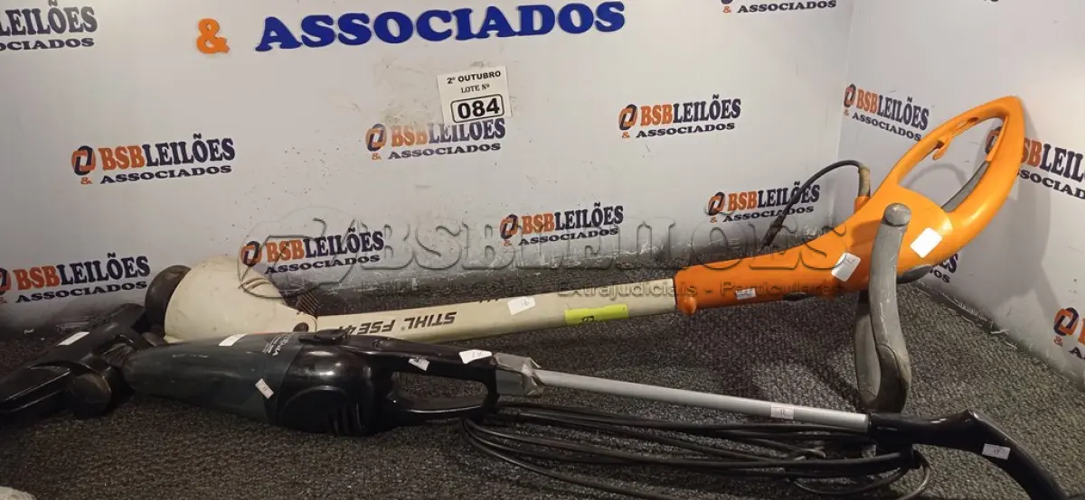 LOTE 084 - 01 CORTADOR DE GRAMA E 01 ASPIRADOR DE PÓ MARCAS E MODELOS DIVERSOS COM AVARIAS. (NO ESTADO) ATENÇÃO! FAZER A VISITAÇÃO ANTES DE ARREMATAR, NÃO SABEMOS SE FUNCIONA. LEILÃO NÃO TEM GARANTIA E NEM DEVOLUÇÃO, SUJEITO A POSSÍVEIS AVARIAS VISÍVEIS/OCULTAS E/OU AUSÊNCIA DE COMPONENTES.
