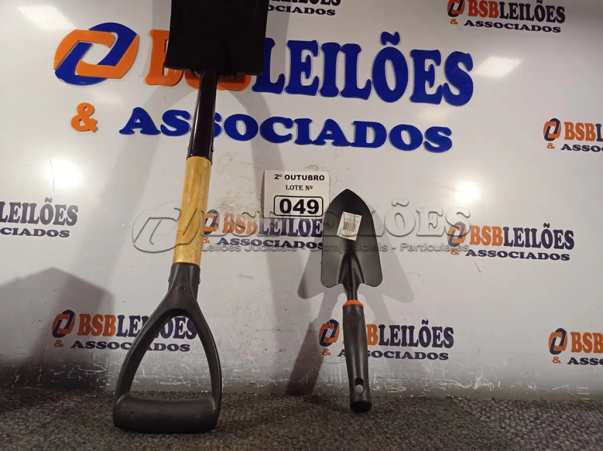 LOTE 049 - 01 ESPÁTULA PARA JARDINAGEM E 01 MINI PÁ PARA ACAMPAMENTO. (NO ESTADO) ATENÇÃO! FAZER A VISITAÇÃO ANTES DE ARREMATAR, NÃO SABEMOS SE FUNCIONA. LEILÃO NÃO TEM GARANTIA E NEM DEVOLUÇÃO, SUJEITO A POSSÍVEIS AVARIAS VISÍVEIS/OCULTAS E/OU AUSÊNCIA DE COMPONENTES.