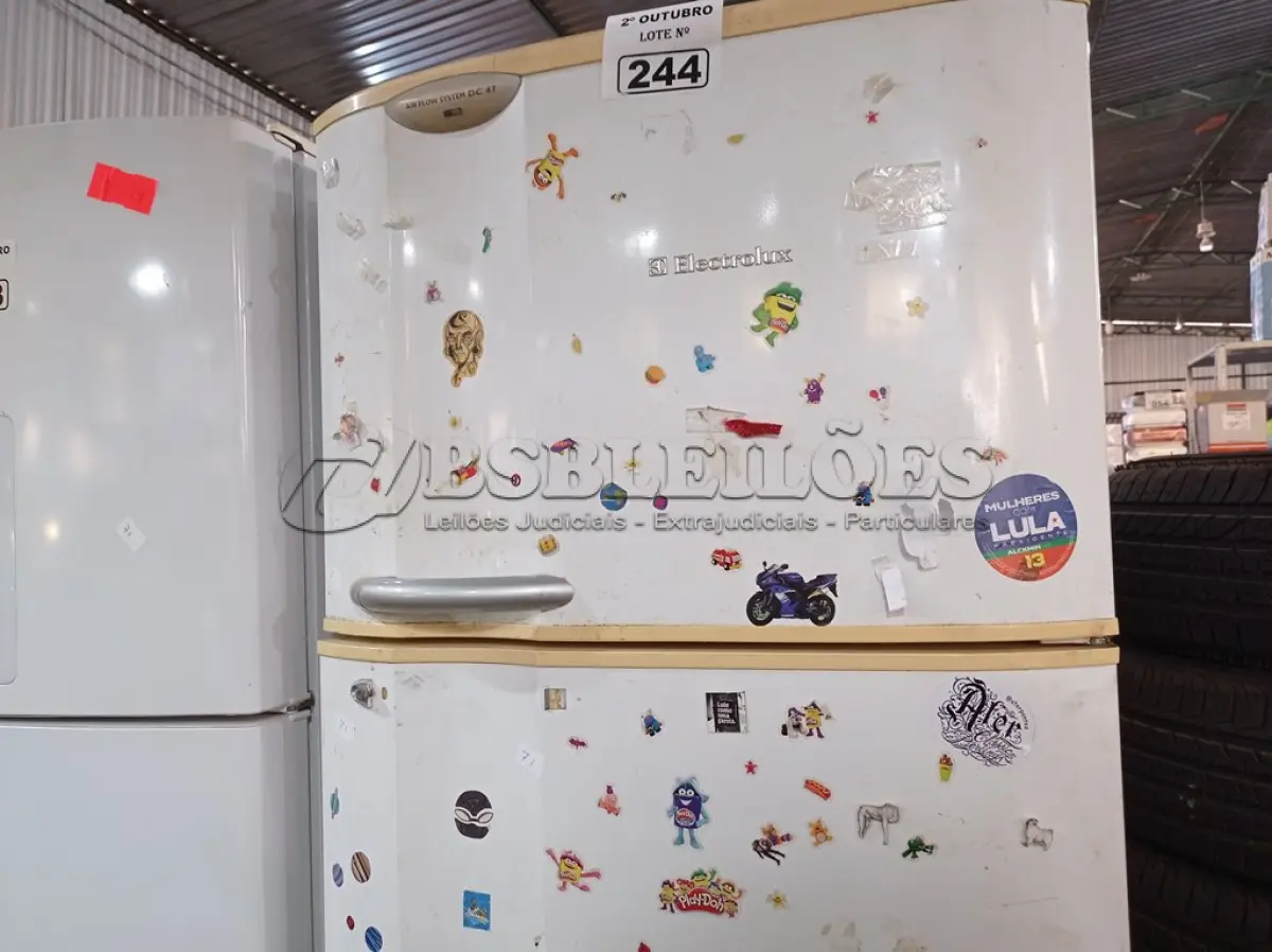 LOTE 244 - 01 GELADEIRA MARCA ELECTROLUX 200V. (NO ESTADO) ATENÇÃO! FAZER A VISITAÇÃO ANTES DE ARREMATAR, NÃO SABEMOS SE FUNCIONA. LEILÃO NÃO TEM GARANTIA E NEM DEVOLUÇÃO, SUJEITO A POSSÍVEIS AVARIAS VISÍVEIS/OCULTAS E/OU AUSÊNCIA DE COMPONENTES.