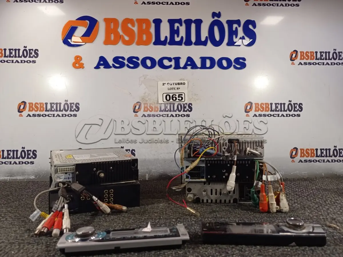LOTE 065 - 01 LOTE COM VÁRIOS APARELHOS DE SOM AUTOMOTIVO MARCAS E MODELOS DIVERSOS. (NO ESTADO) ATENÇÃO! FAZER A VISITAÇÃO ANTES DE ARREMATAR, NÃO SABEMOS SE FUNCIONA. LEILÃO NÃO TEM GARANTIA E NEM DEVOLUÇÃO, SUJEITO A POSSÍVEIS AVARIAS VISÍVEIS/OCULTAS E/OU AUSÊNCIA DE COMPONENTES.