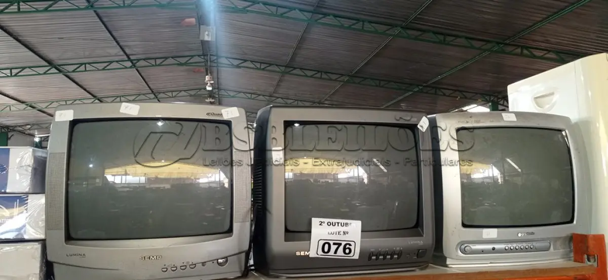 LOTE 076 - 03 TV’S DE TUBO MARCAS E MODELOS DIVERSOS. (NO ESTADO) ATENÇÃO! FAZER A VISITAÇÃO ANTES DE ARREMATAR, NÃO SABEMOS SE FUNCIONA. LEILÃO NÃO TEM GARANTIA E NEM DEVOLUÇÃO, SUJEITO A POSSÍVEIS AVARIAS VISÍVEIS/OCULTAS E/OU AUSÊNCIA DE COMPONENTES.