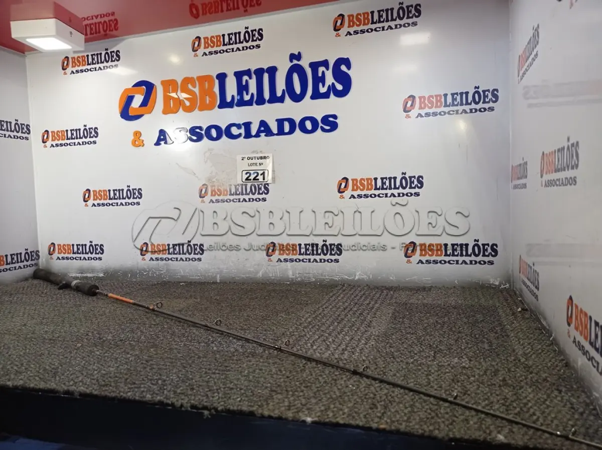 LOTE 221 - 01 VARA DE PESCA GRANDE. (NO ESTADO) ATENÇÃO! FAZER A VISITAÇÃO ANTES DE ARREMATAR, NÃO SABEMOS SE FUNCIONA. LEILÃO NÃO TEM GARANTIA E NEM DEVOLUÇÃO, SUJEITO A POSSÍVEIS AVARIAS VISÍVEIS/OCULTAS E/OU AUSÊNCIA DE COMPONENTES.