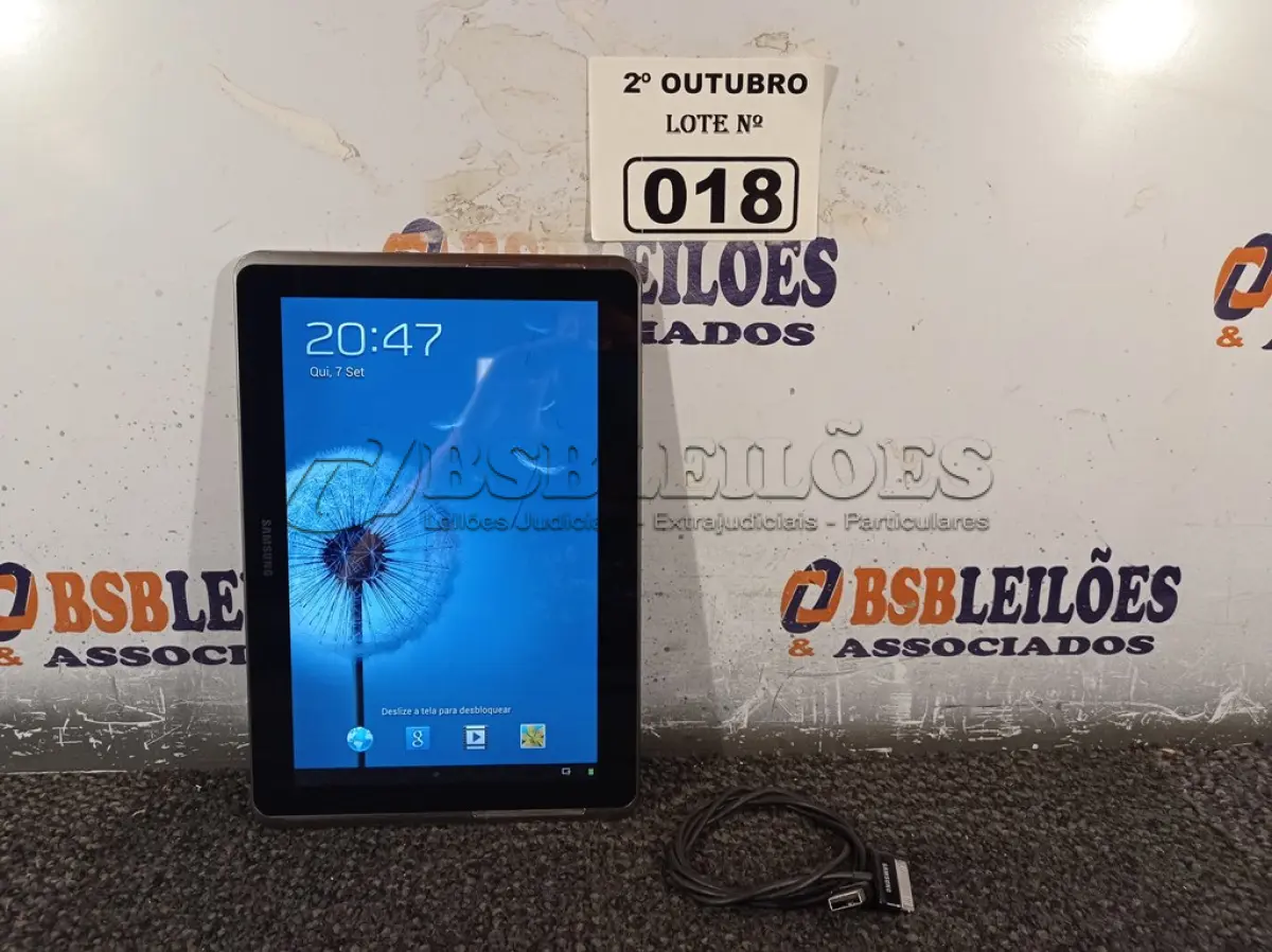 LOTE 018 - 01 TABLET SAMSUNG TAB2 10.1 COM CABO. (NO ESTADO) ATENÇÃO! FAZER A VISITAÇÃO ANTES DE ARREMATAR, NÃO SABEMOS SE FUNCIONA. LEILÃO NÃO TEM GARANTIA E NEM DEVOLUÇÃO, SUJEITO A POSSÍVEIS AVARIAS VISÍVEIS/OCULTAS E/OU AUSÊNCIA DE COMPONENTES.