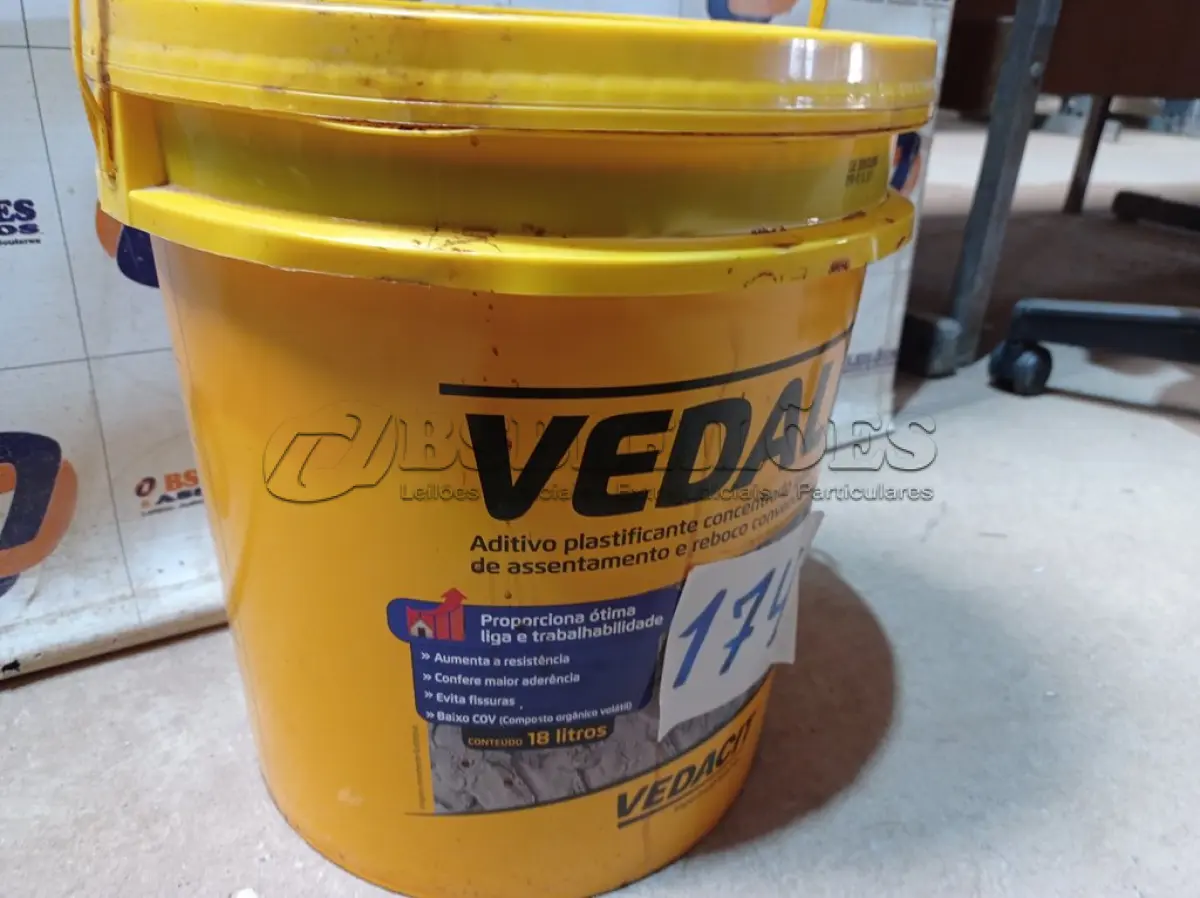 LOTE 174 - 01 BALDE DE VEDALIT, ADITIVO PLASTIFICANTE CONCENTRADO PARA ARGAMASSA DE ASSENTAMENTO E REBOCO CONVENCIONAL (COM AVARIAS). (NO ESTADO) ATENÇÃO! FAZER A VISITAÇÃO ANTES DE ARREMATAR, NÃO SABEMOS SE FUNCIONA. LEILÃO NÃO TEM GARANTIA E NEM DEVOLUÇÃO, SUJEITO A POSSÍVEIS AVARIAS VISÍVEIS/OCULTAS E/OU AUSÊNCIA DE COMPONENTES.