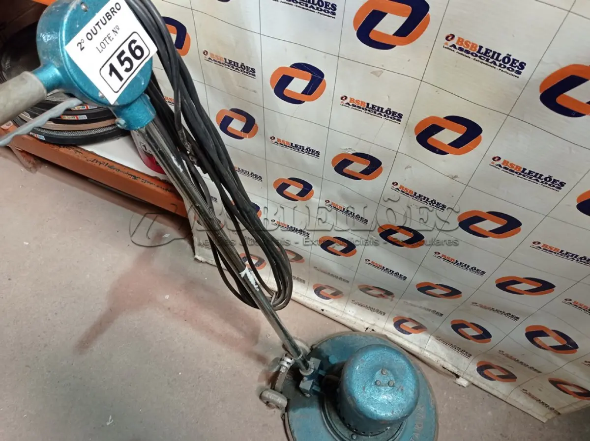 LOTE 156 - 01 ENCERADEIRA INDUSTRIAL. (NO ESTADO) ATENÇÃO! FAZER A VISITAÇÃO ANTES DE ARREMATAR, NÃO SABEMOS SE FUNCIONA. LEILÃO NÃO TEM GARANTIA E NEM DEVOLUÇÃO, SUJEITO A POSSÍVEIS AVARIAS VISÍVEIS/OCULTAS E/OU AUSÊNCIA DE COMPONENTES.