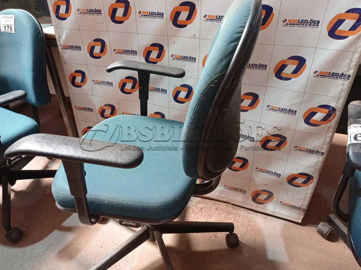 LOTE 177 - 01 CADEIRA DE ESCRITÓRIO COM BASE GIRATÓRIA. (NO ESTADO) ATENÇÃO! FAZER A VISITAÇÃO ANTES DE ARREMATAR, NÃO SABEMOS SE FUNCIONA. LEILÃO NÃO TEM GARANTIA E NEM DEVOLUÇÃO, SUJEITO A POSSÍVEIS AVARIAS VISÍVEIS/OCULTAS E/OU AUSÊNCIA DE COMPONENTES.